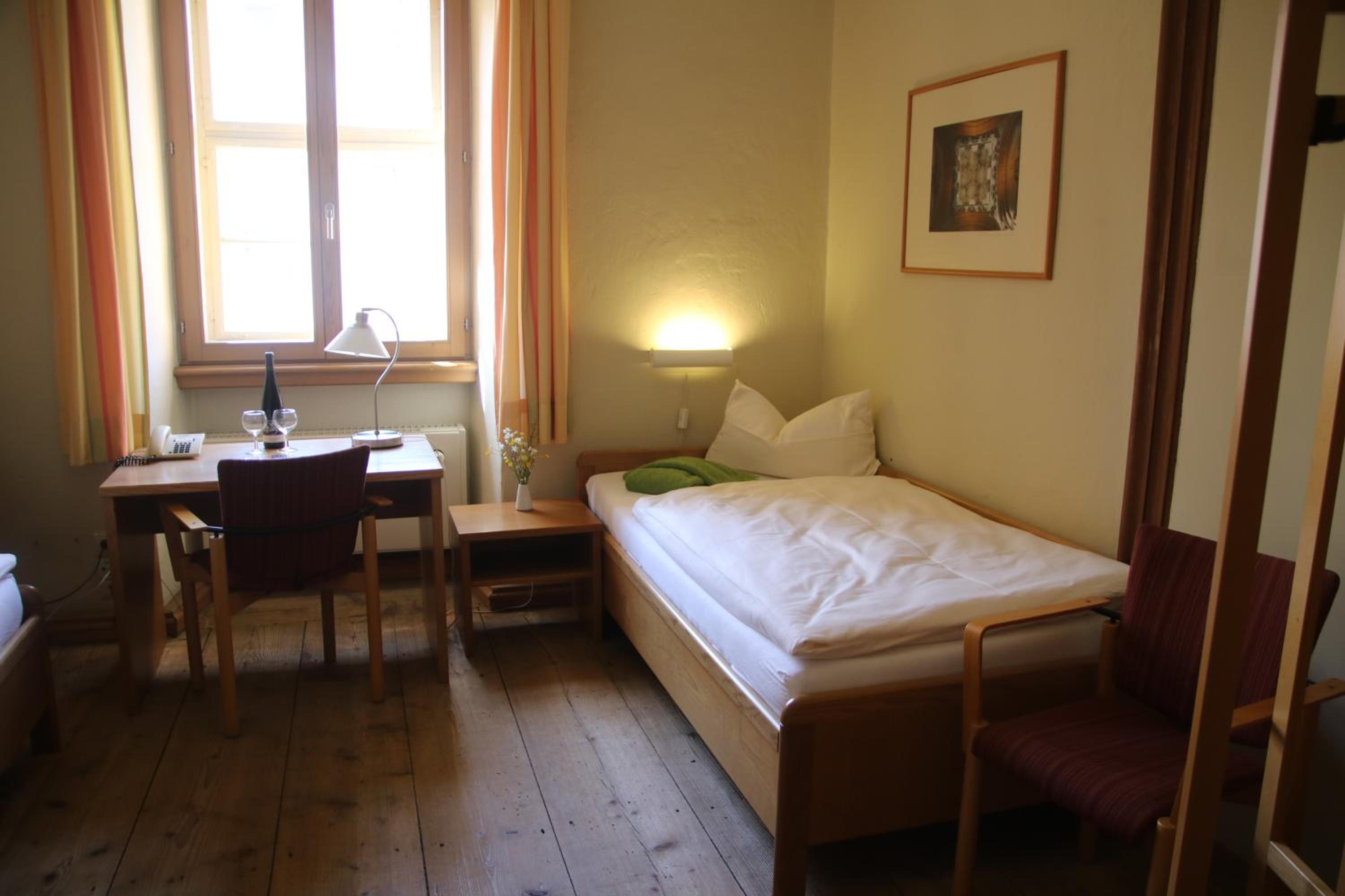 Twin Room with Shower - Photo 9