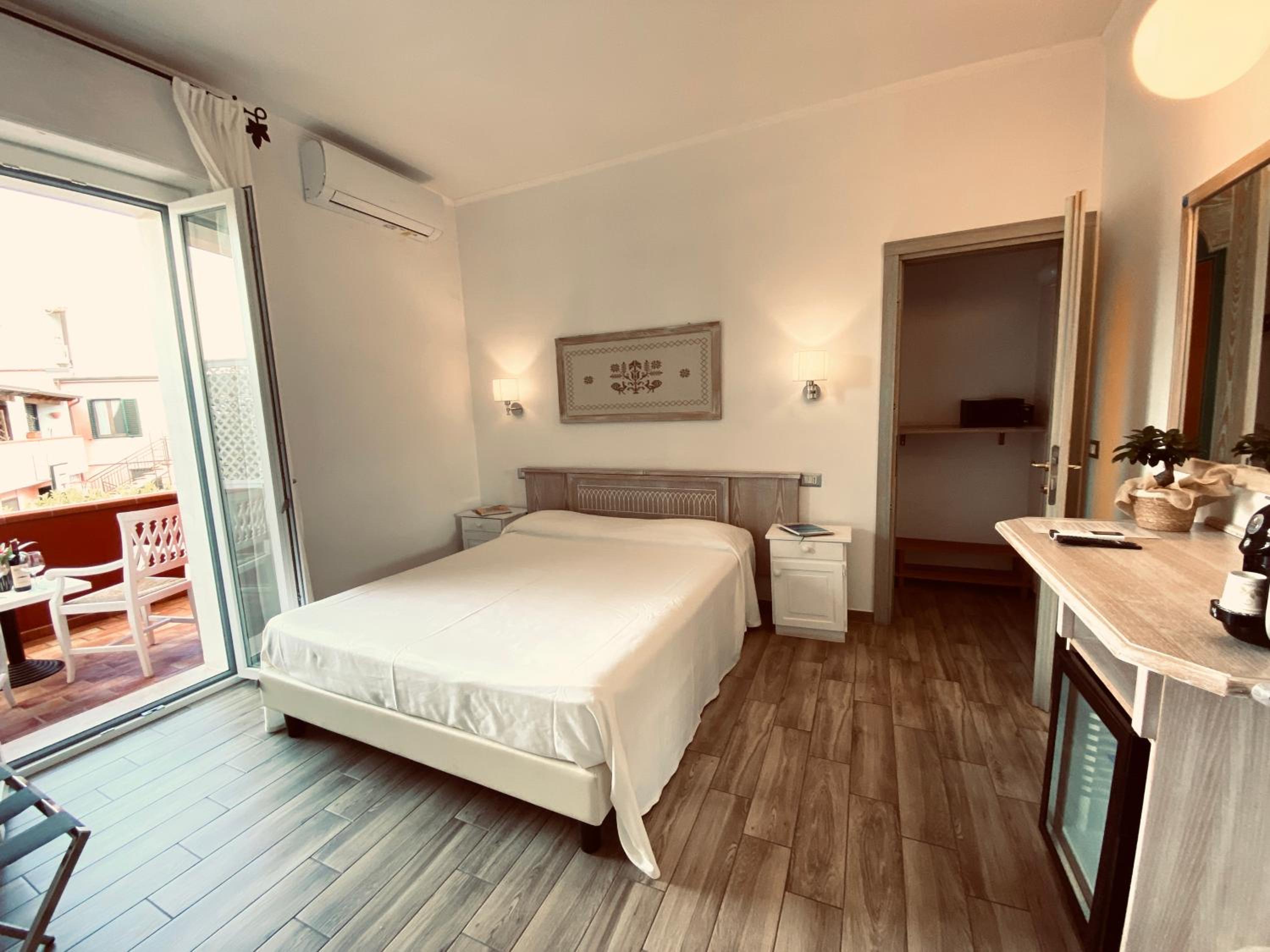 Deluxe Double Room with Balcony photo 1