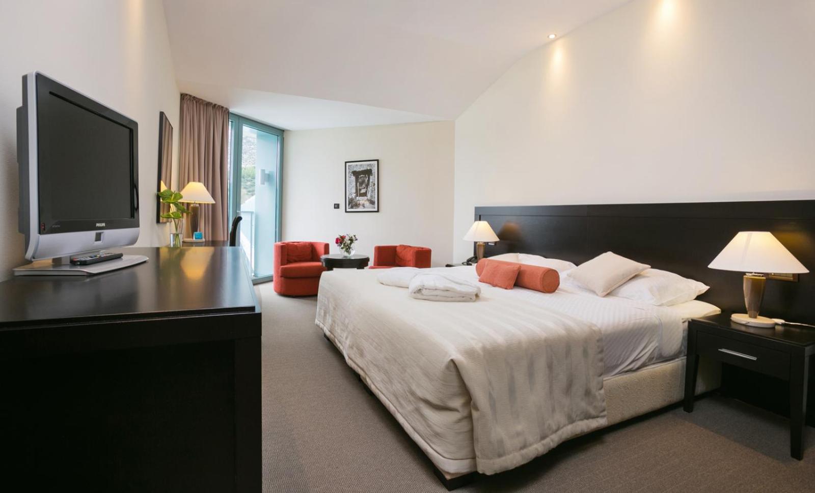 Suite with Balcony and Side Sea View - Photo 3