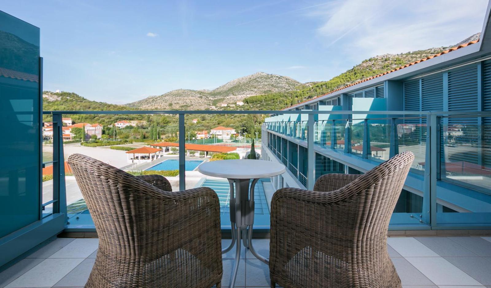 Suite with Balcony and Side Sea View - Photo 7