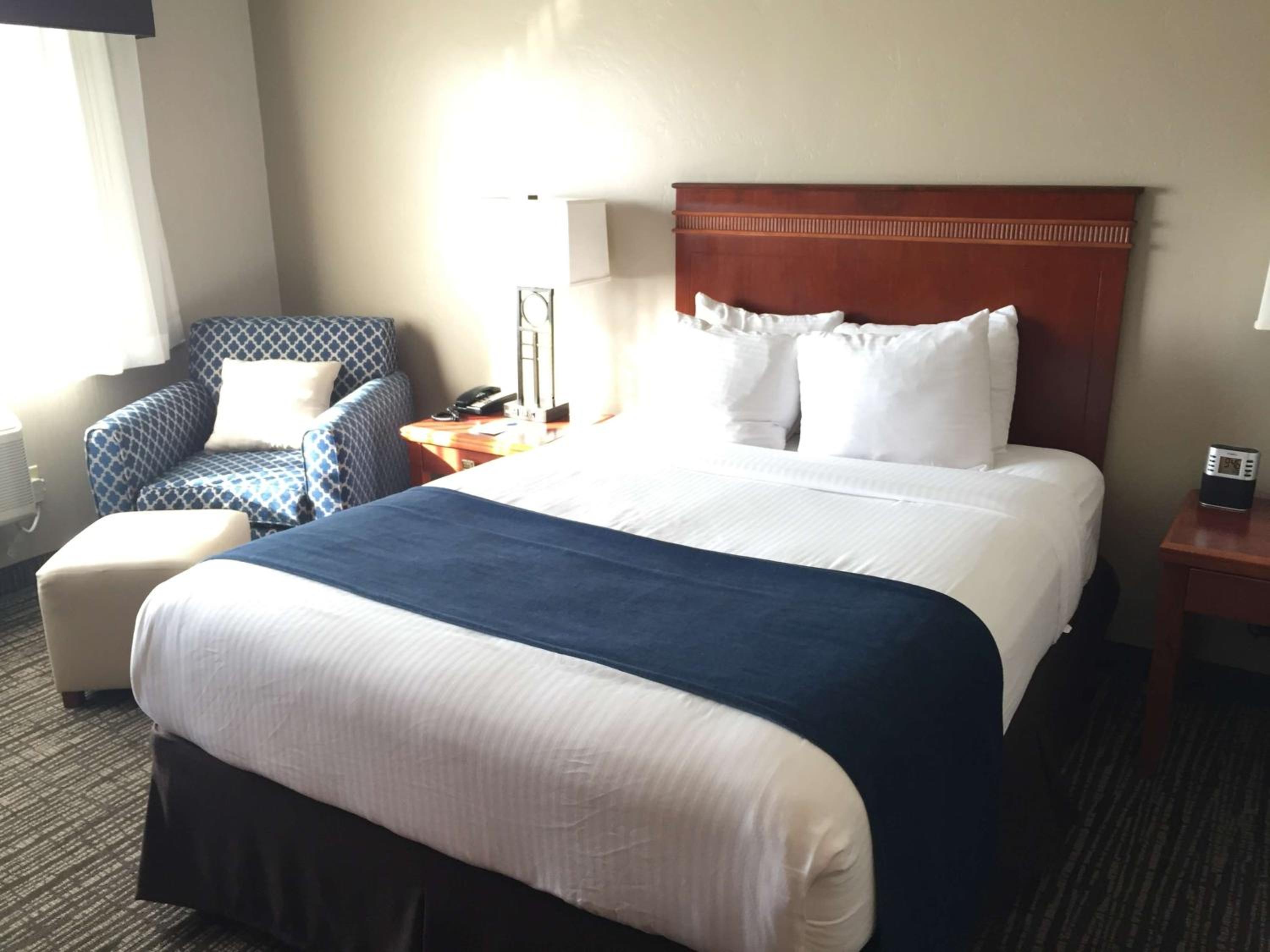 Queen Room with Roll-In Shower - Mobility Access - Photo 1