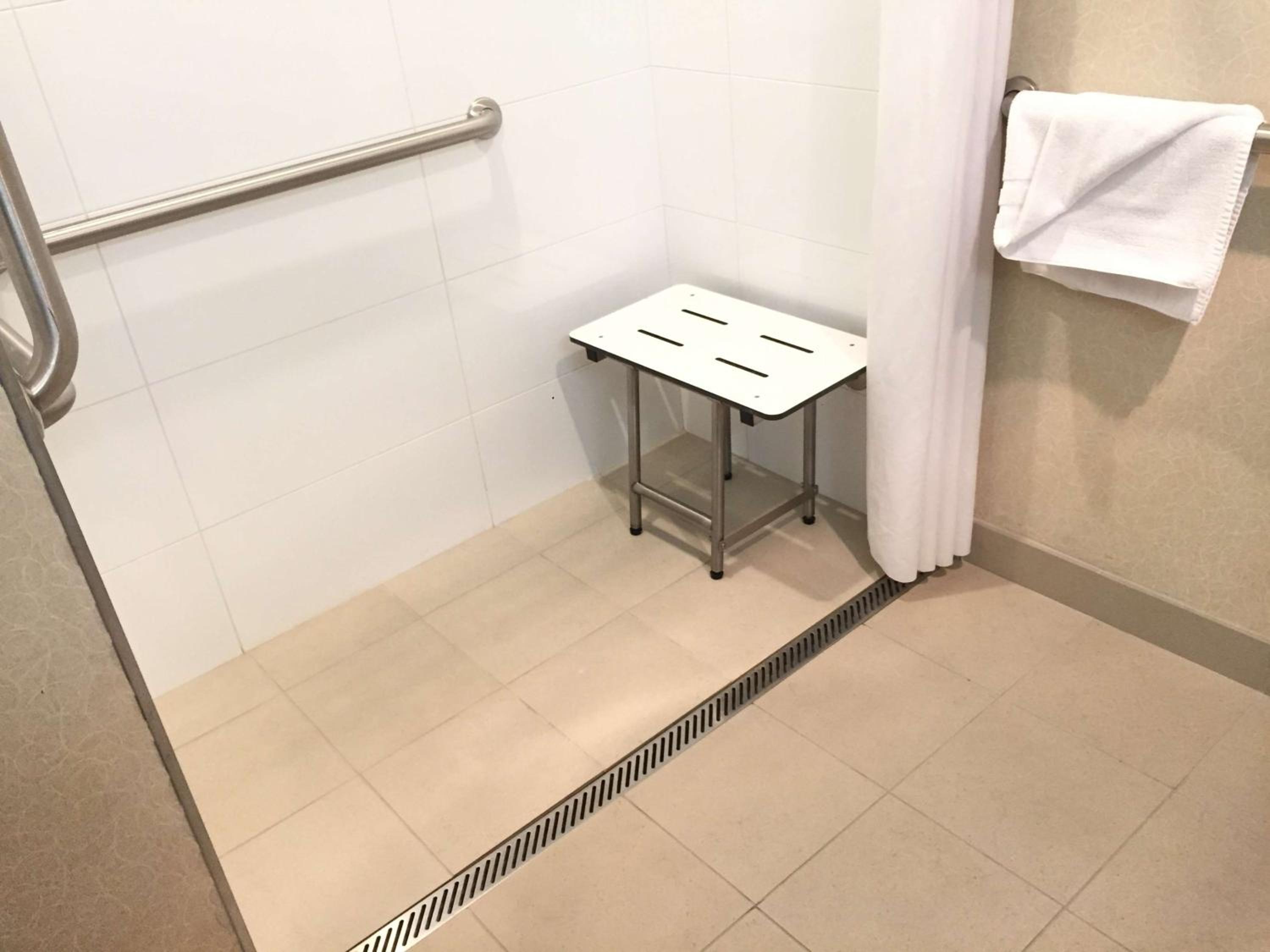 Queen Room with Roll-In Shower - Mobility Access - Photo 3