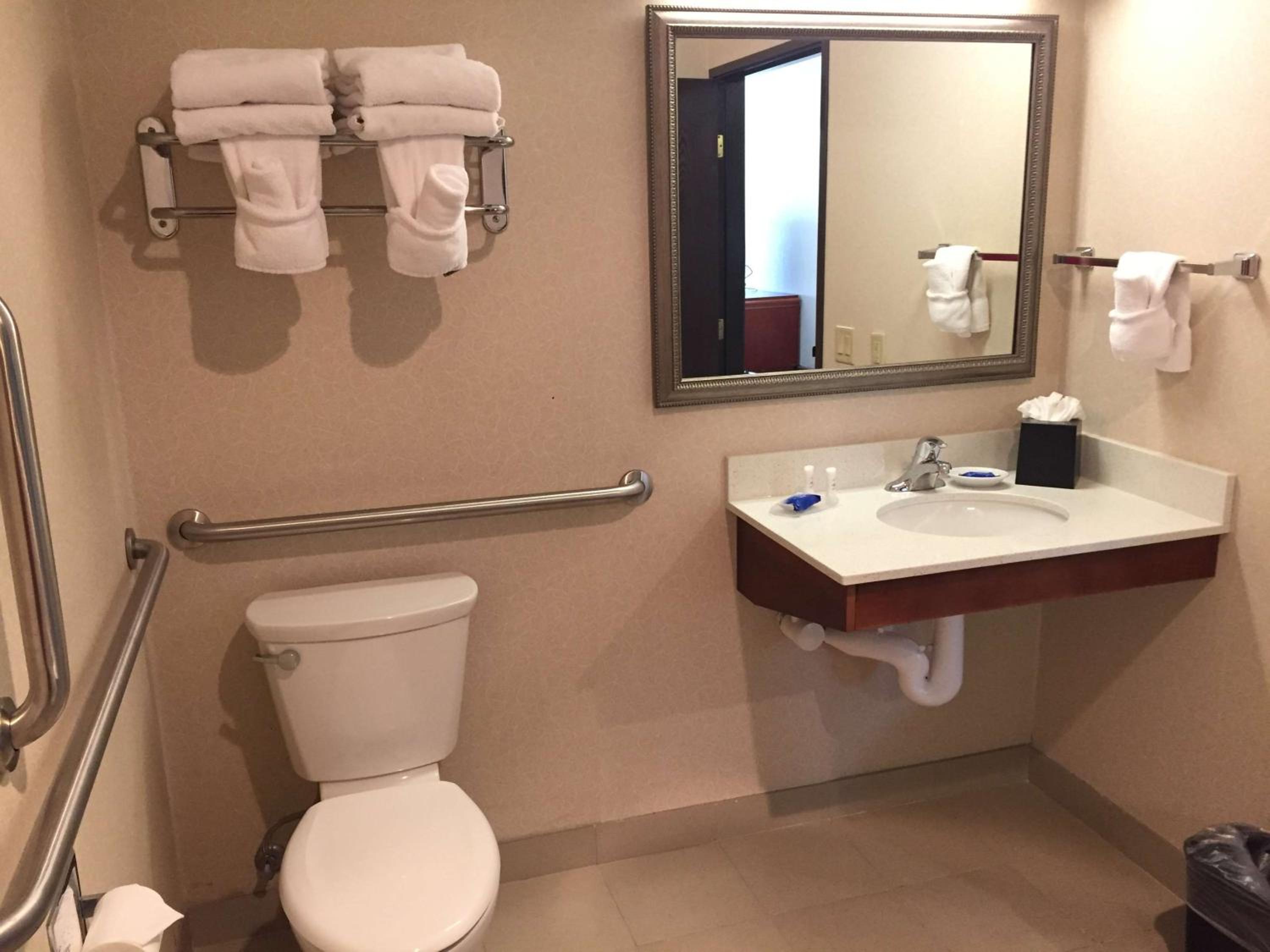 Queen Room with Two Queen Beds and Bath Tub - Disability Access/Non-Smoking  - Photo 2