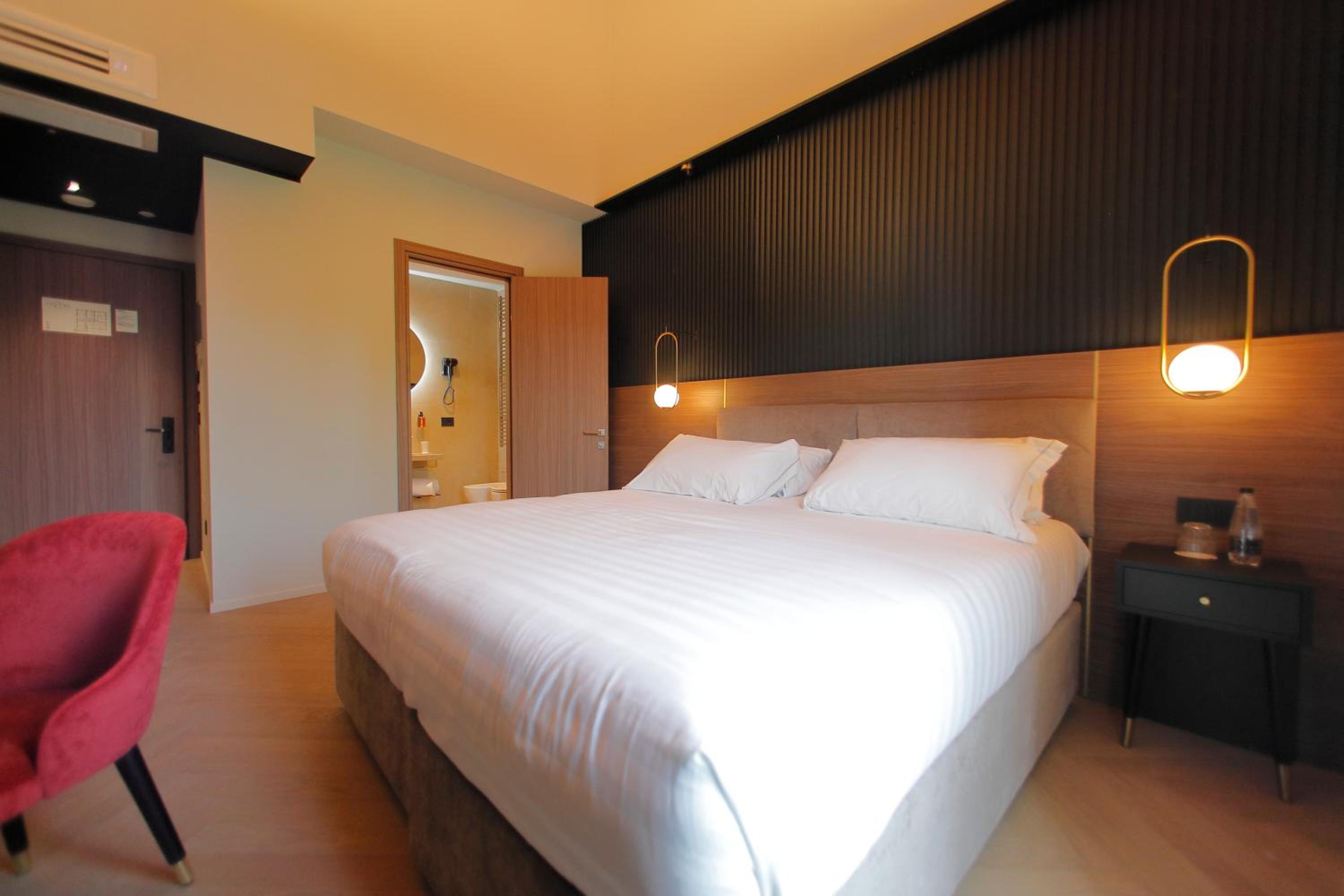 King Room with Balcony - Photo 7