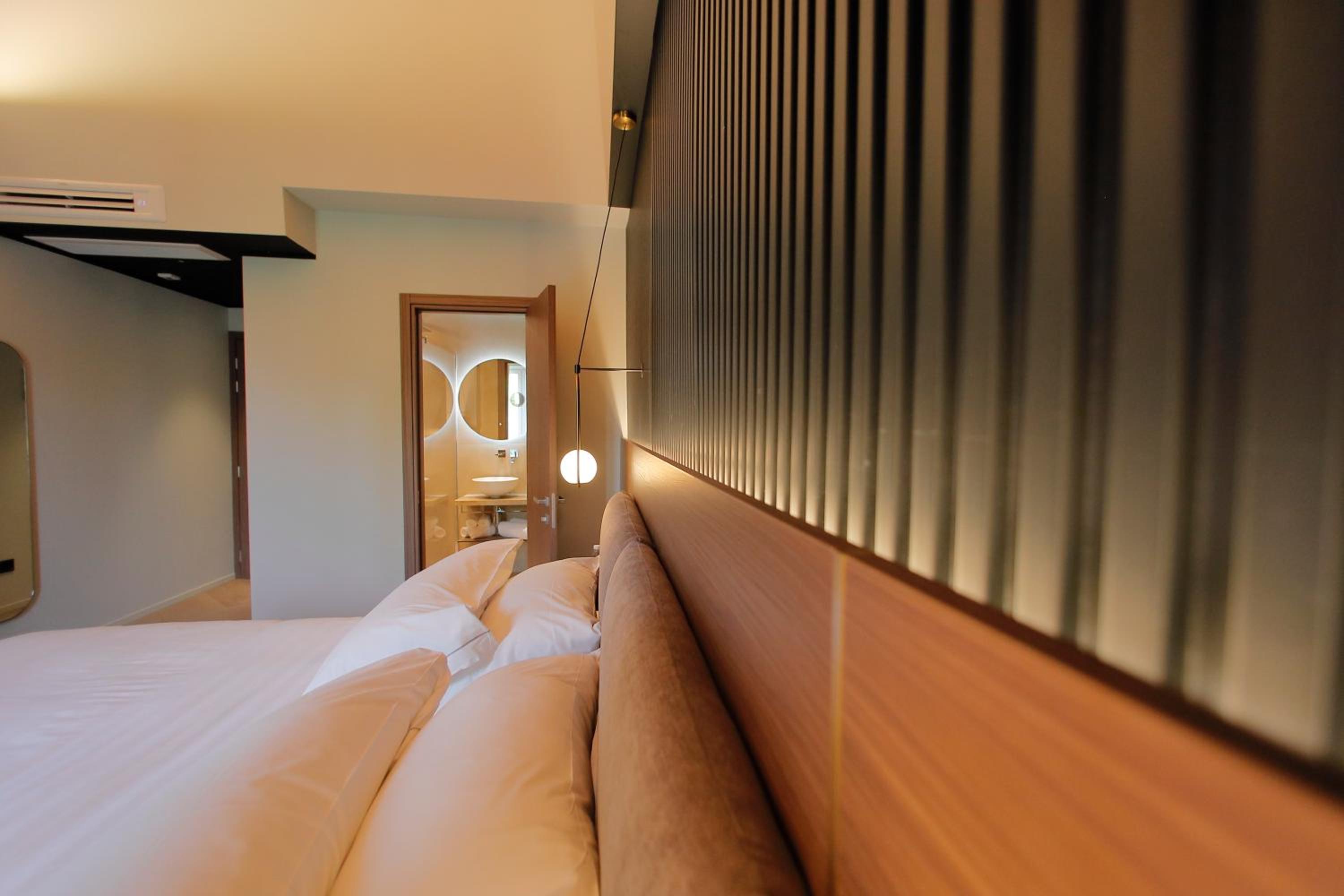 King Room with Balcony - Photo 5