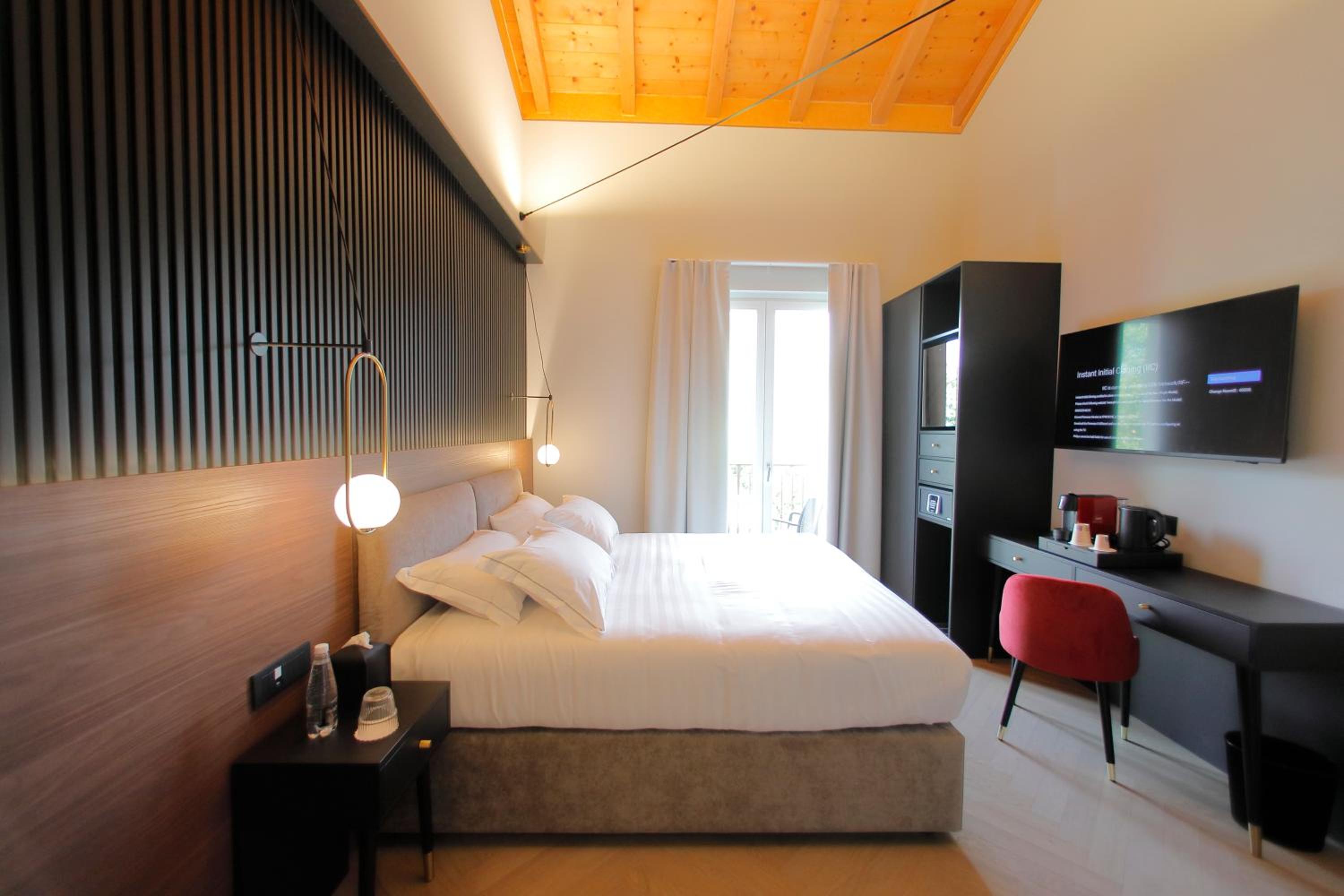 King Room with Balcony - Photo 4