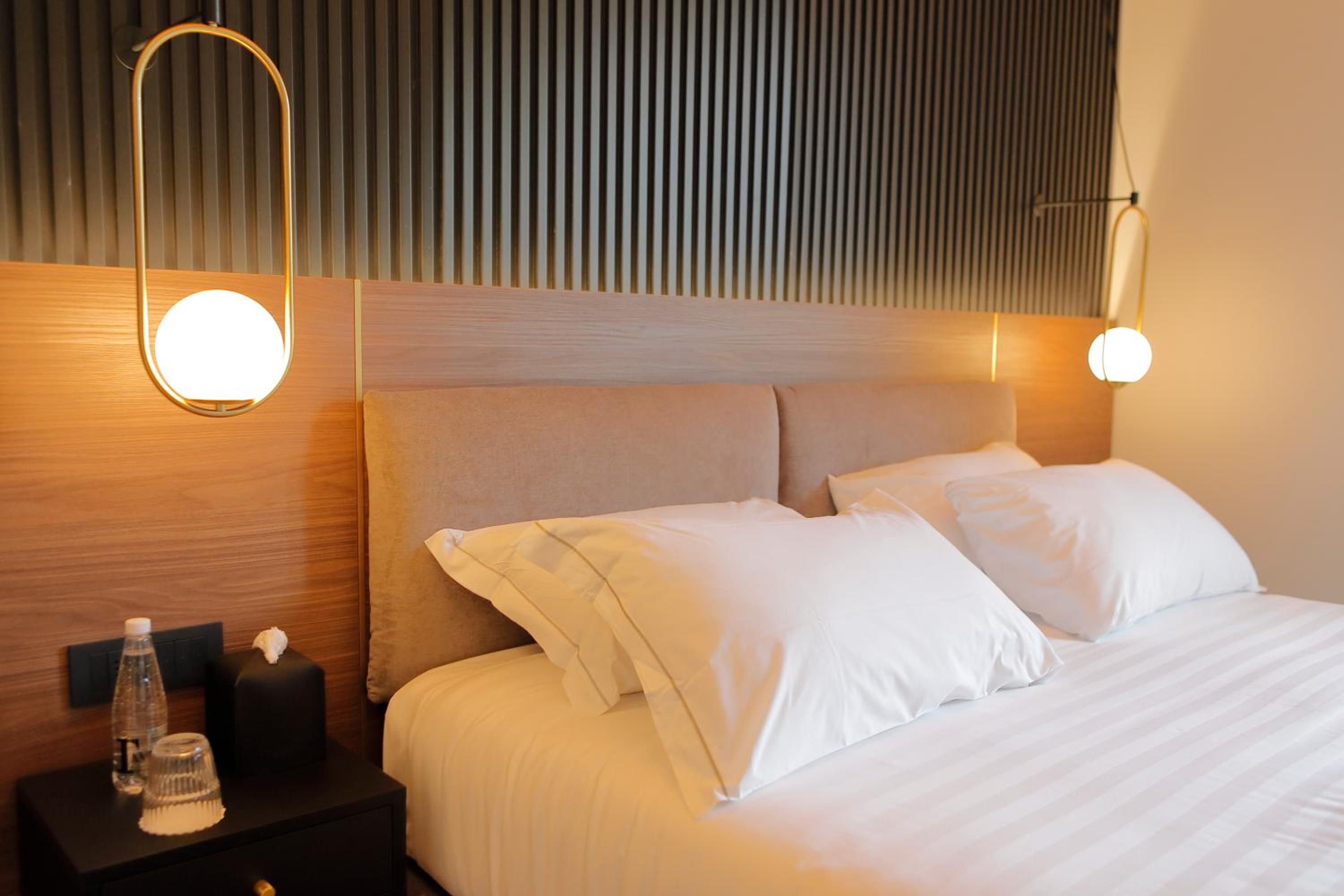 King Room with Balcony - Photo 11