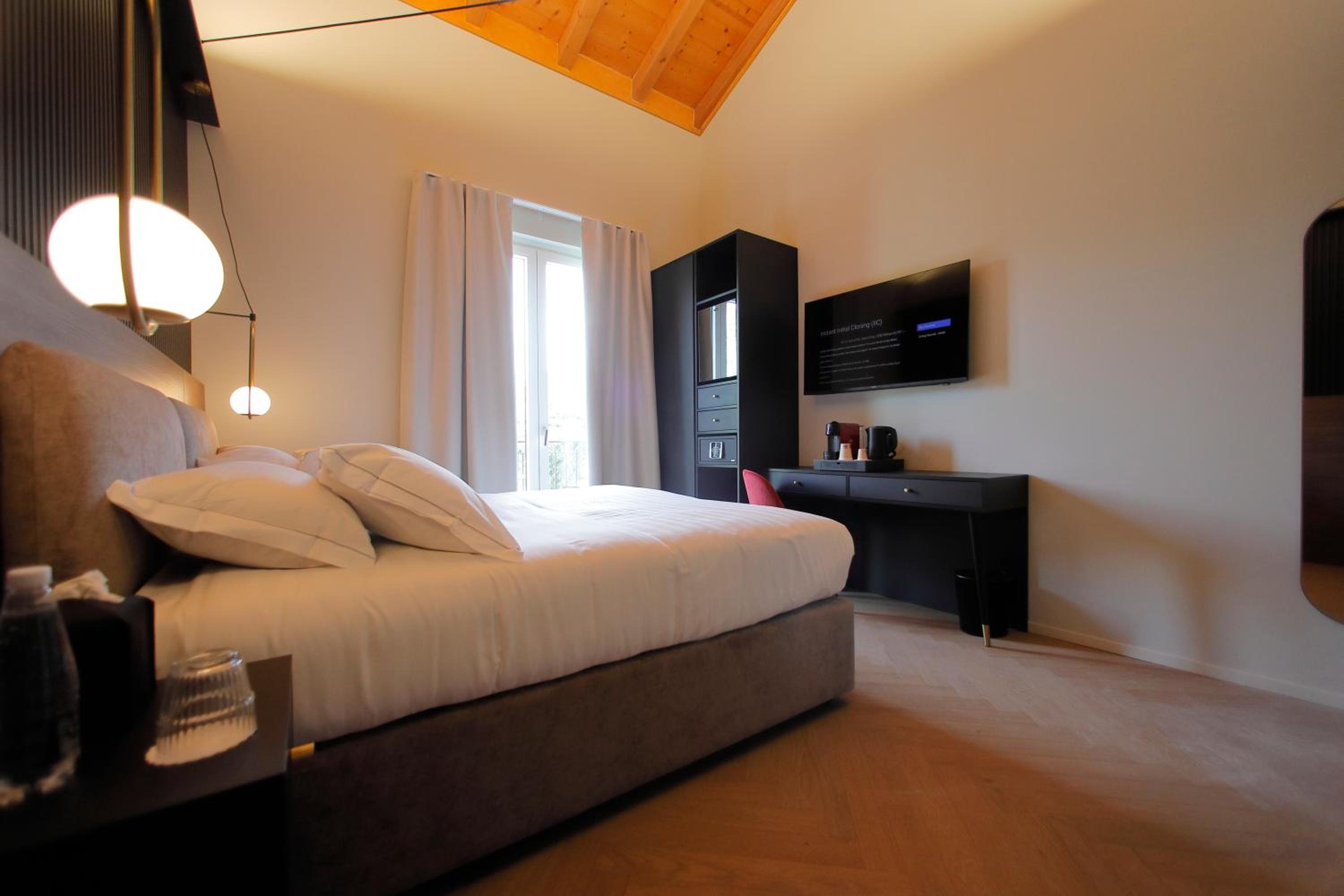King Room with Balcony - Photo 3