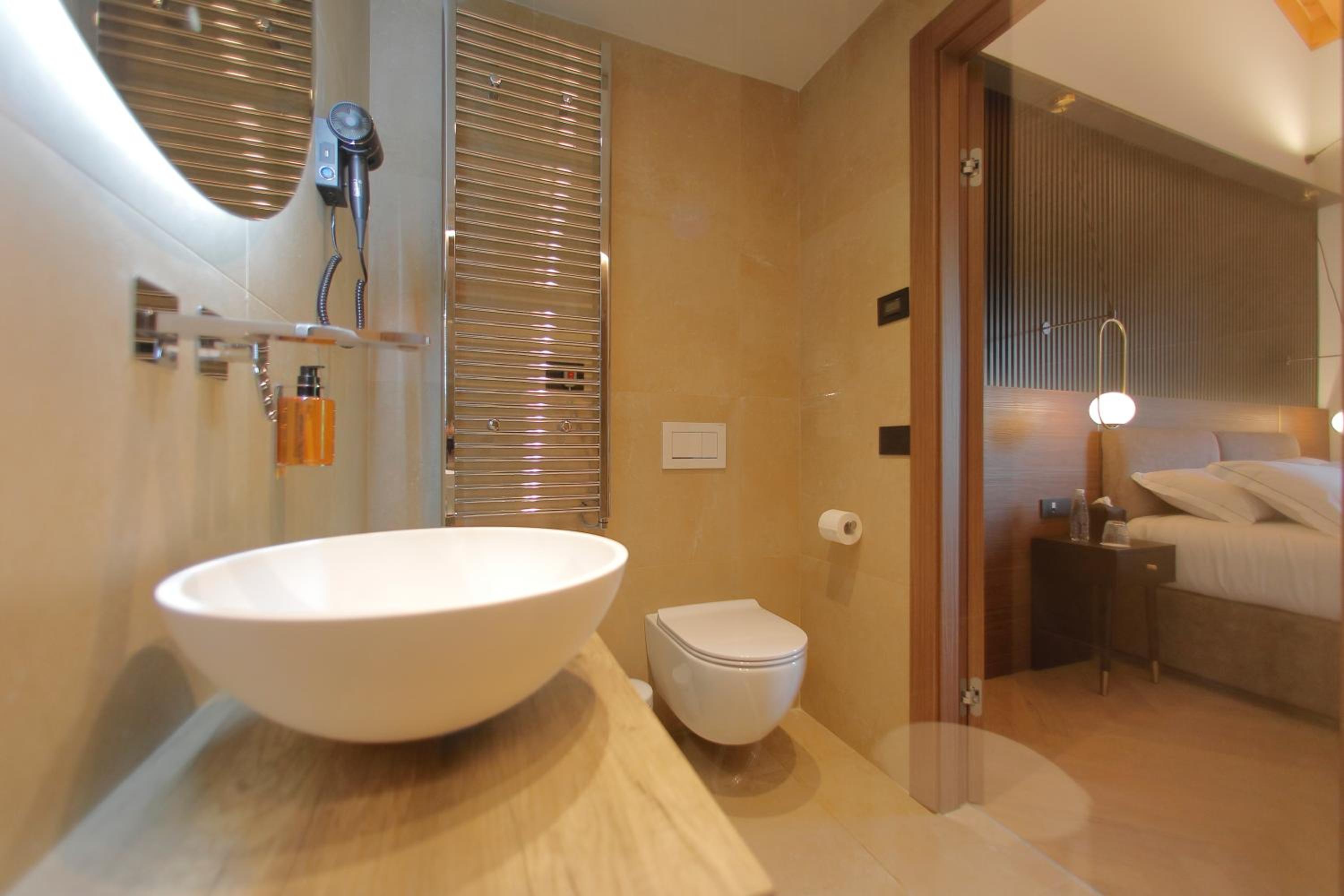 King Room with Balcony - Photo 10