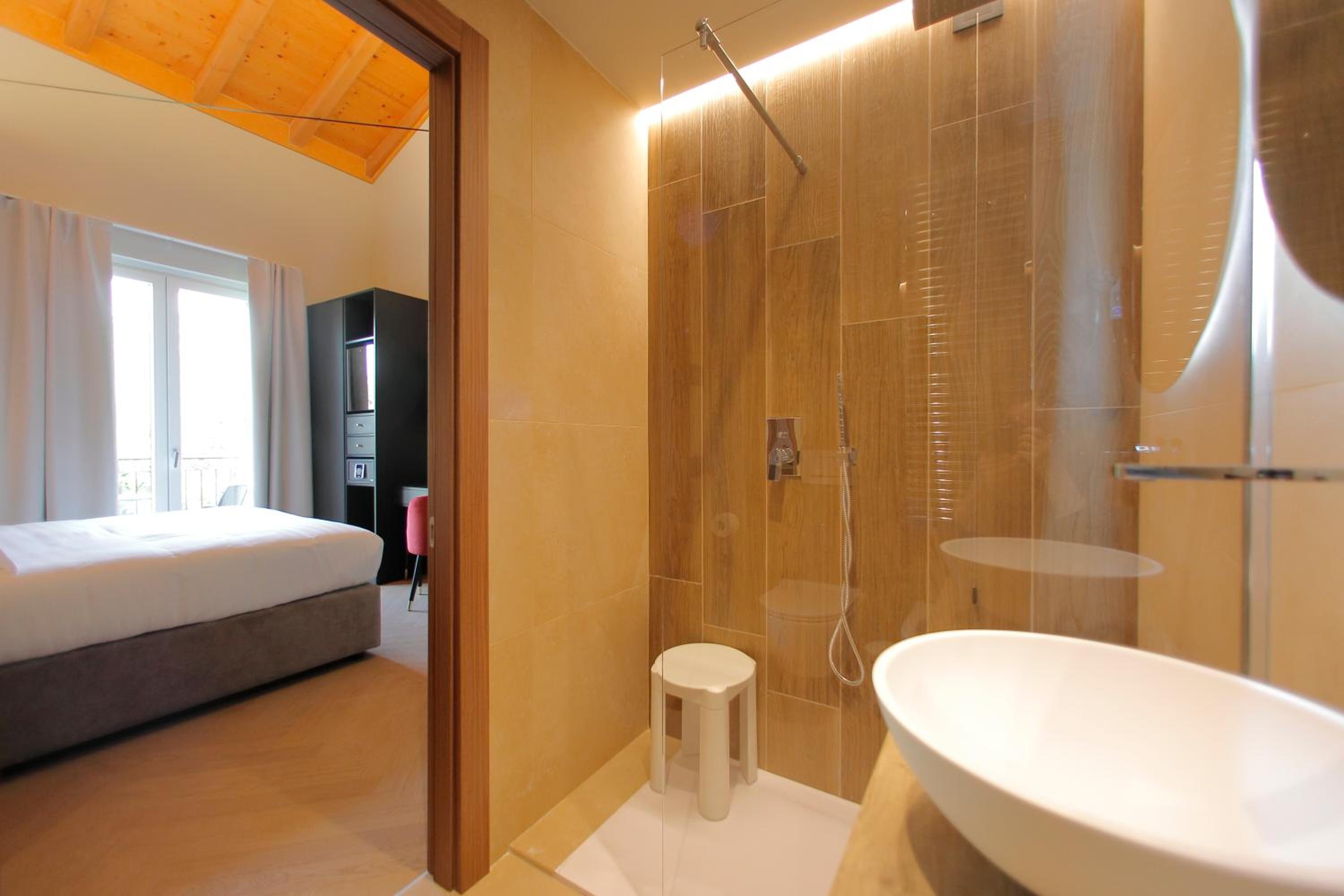 King Room with Balcony - Photo 9