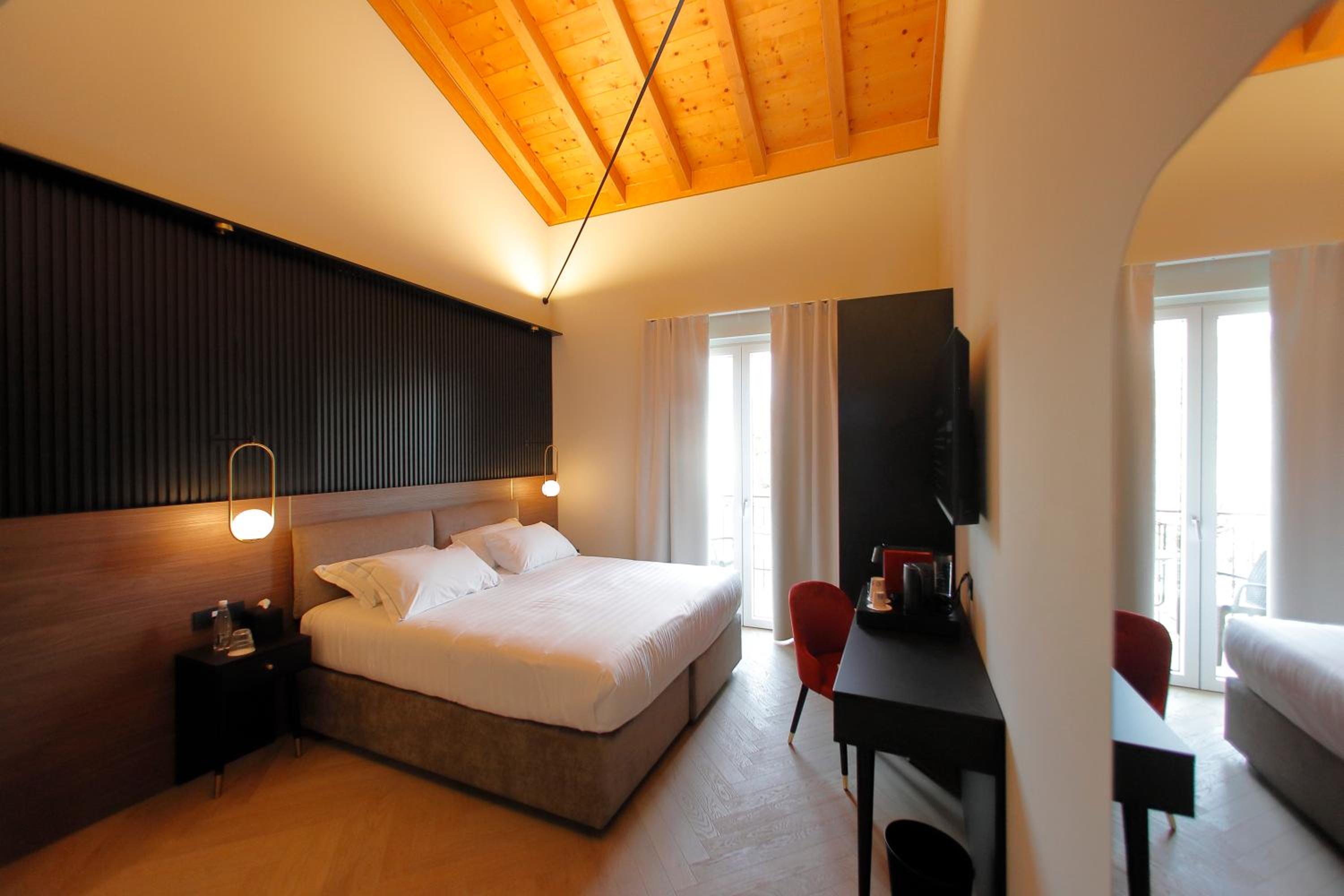 King Room with Balcony - Photo 8