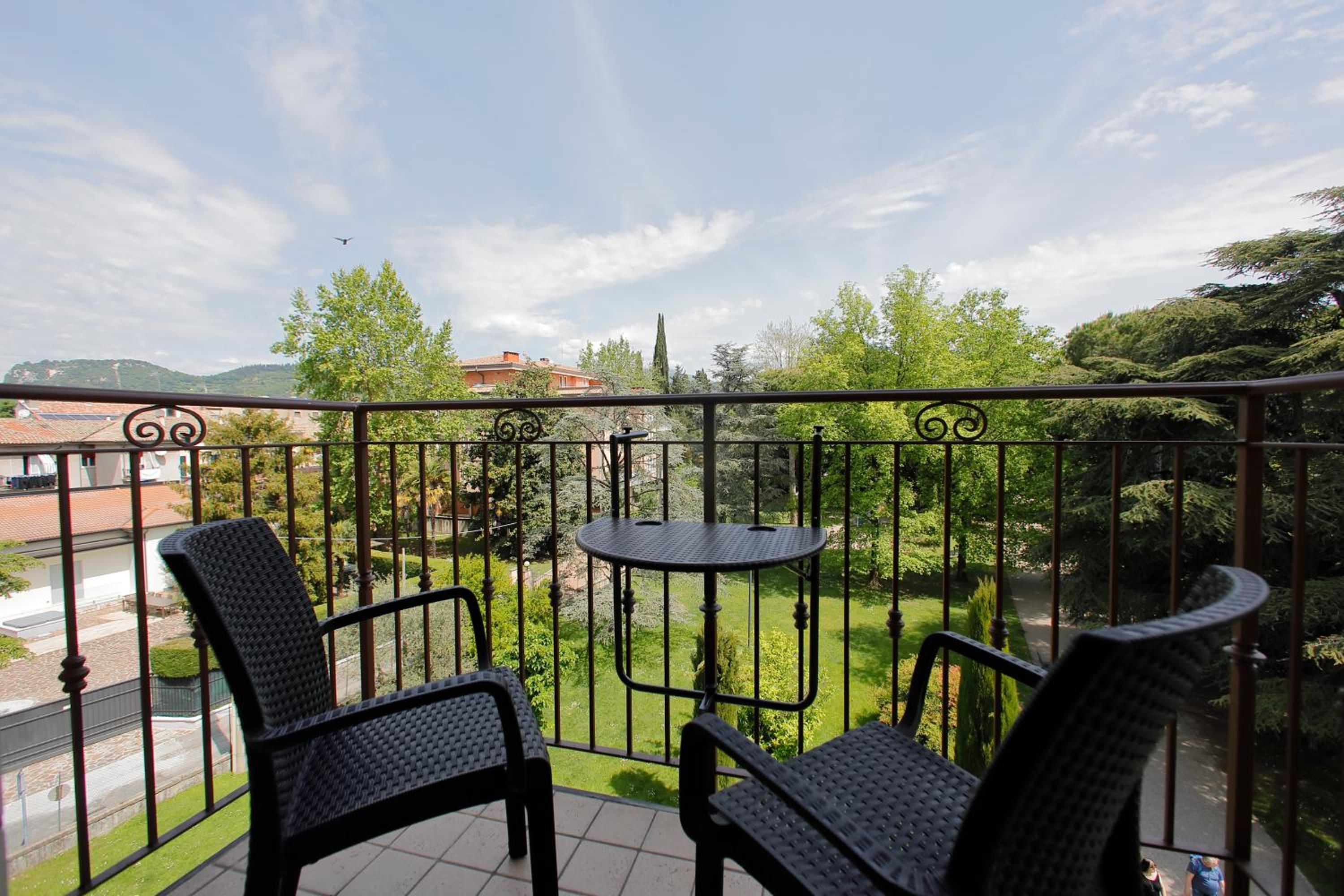 King Room with Balcony - Photo 6