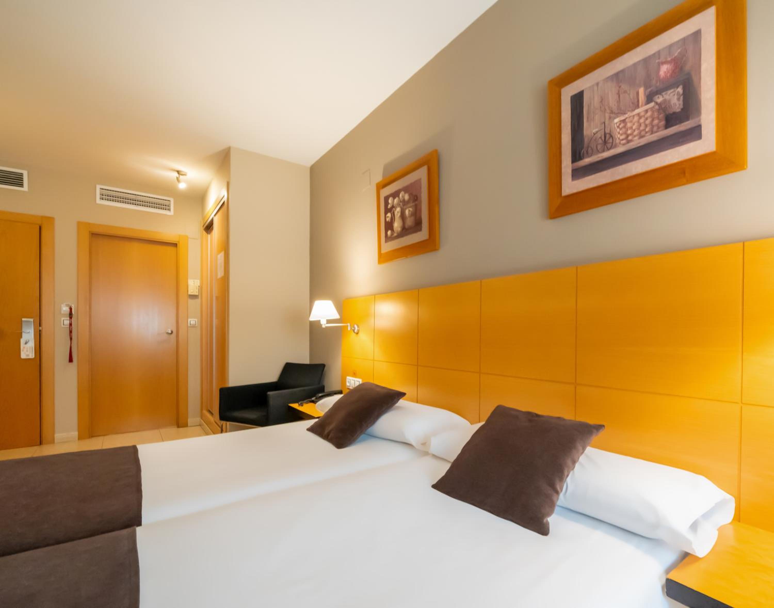 Twin Room - Photo 20