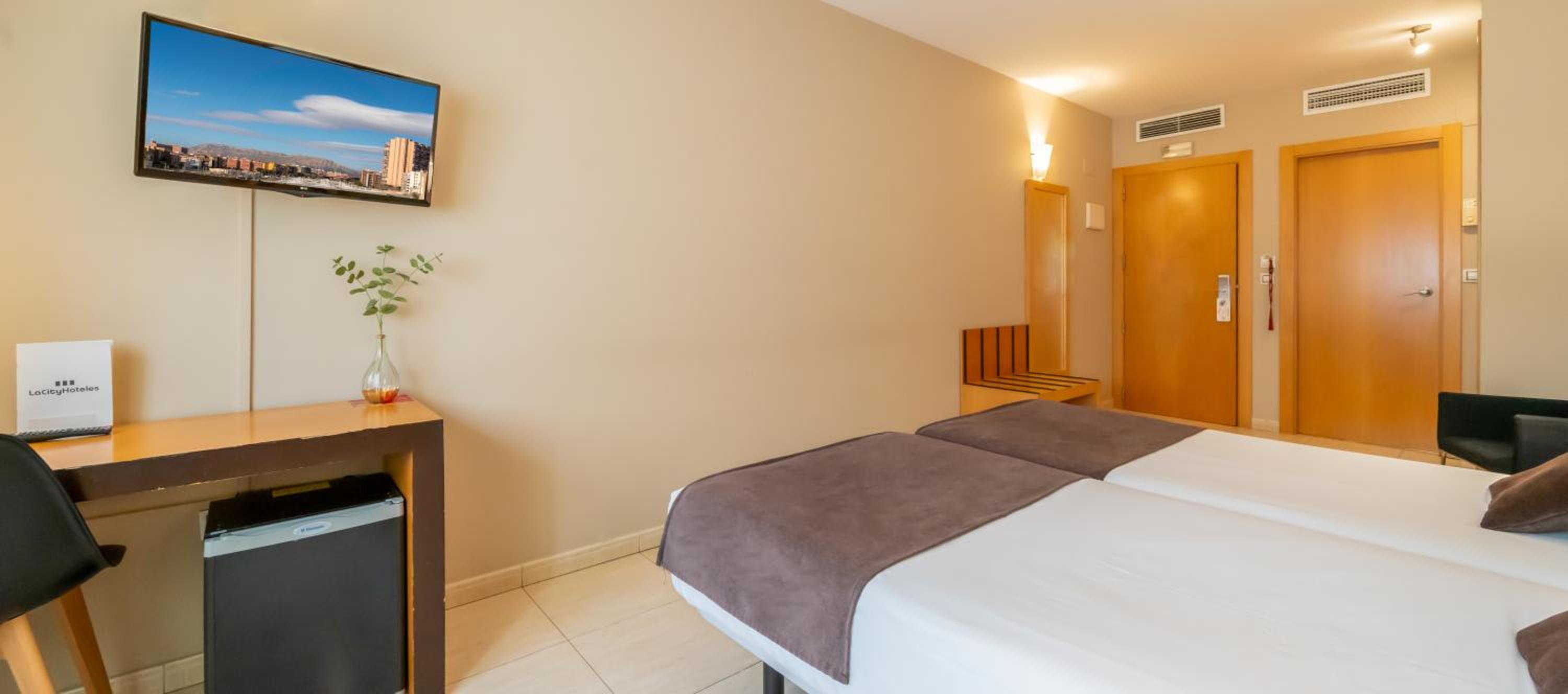 Twin Room - Photo 19