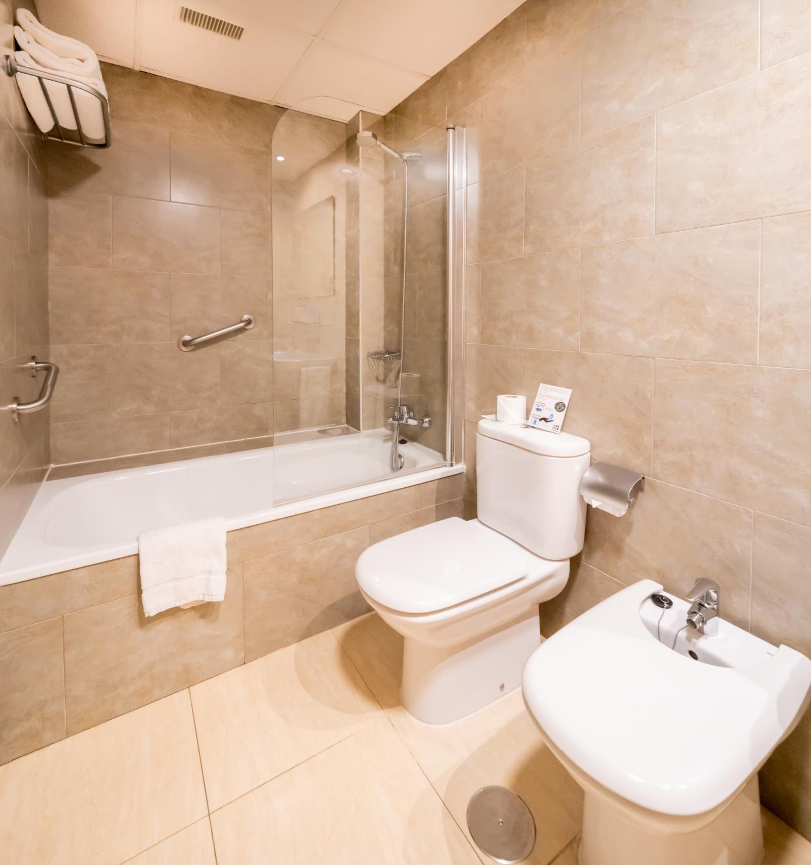 Twin Room - Photo 12