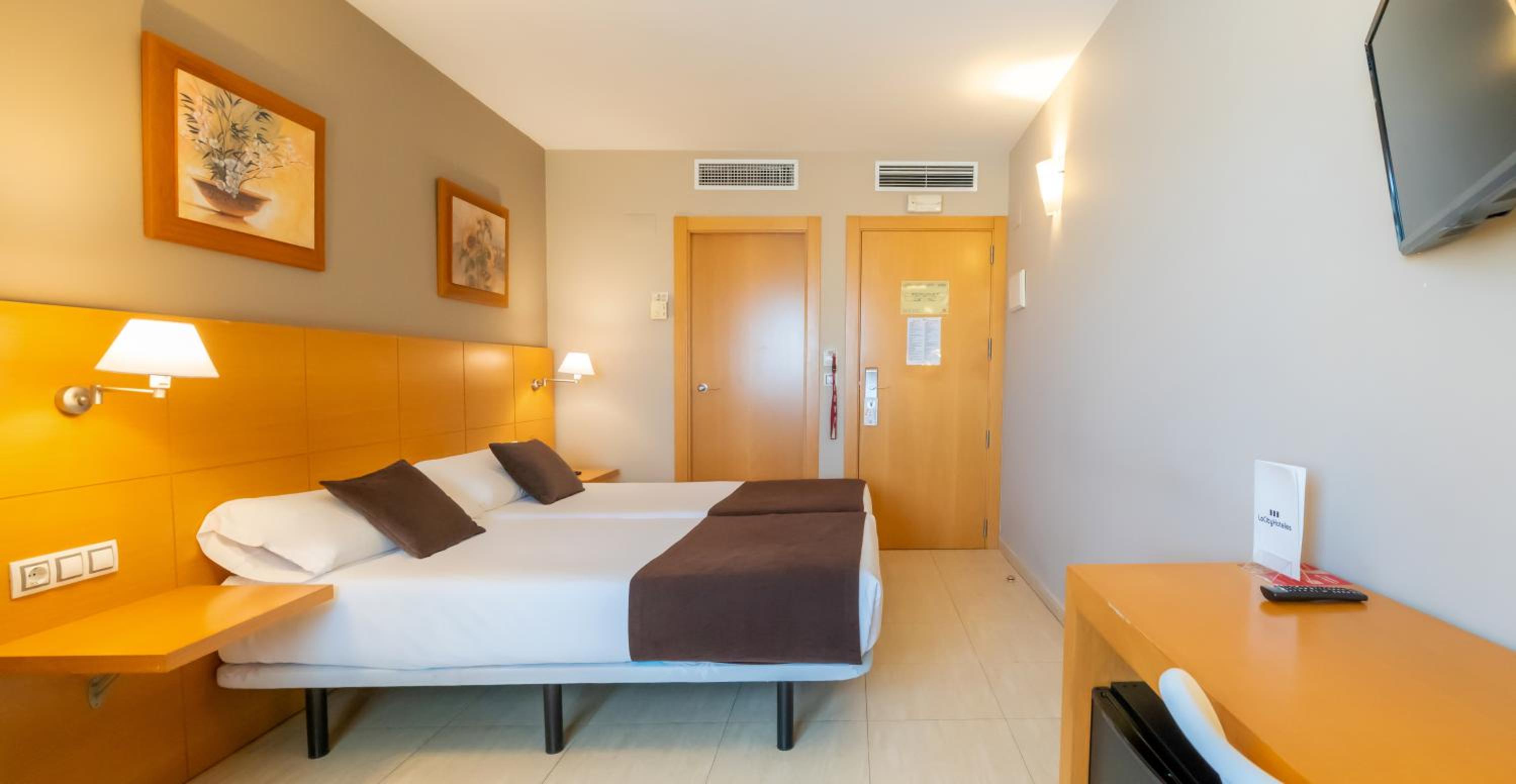 Twin Room - Photo 11