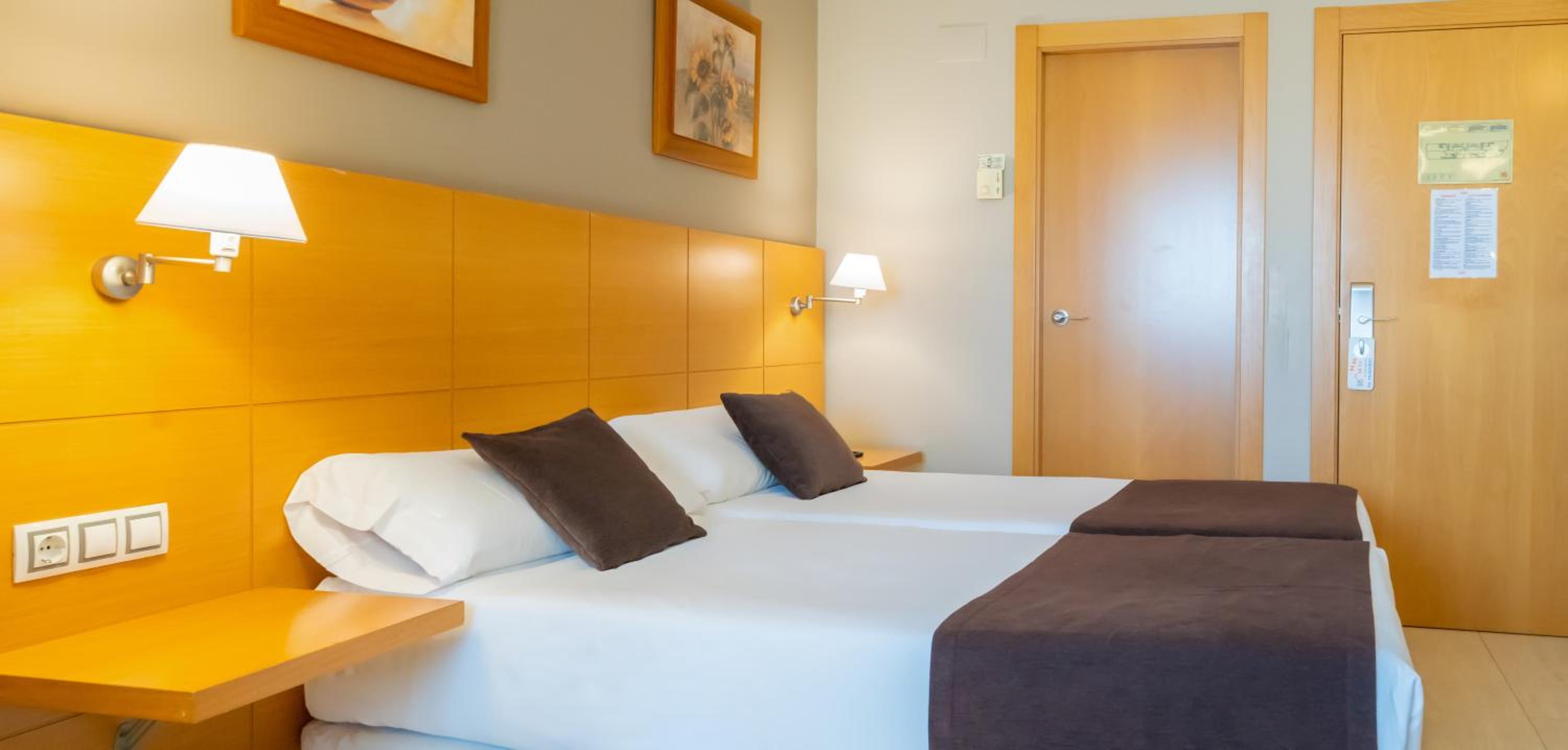 Twin Room - Photo 24
