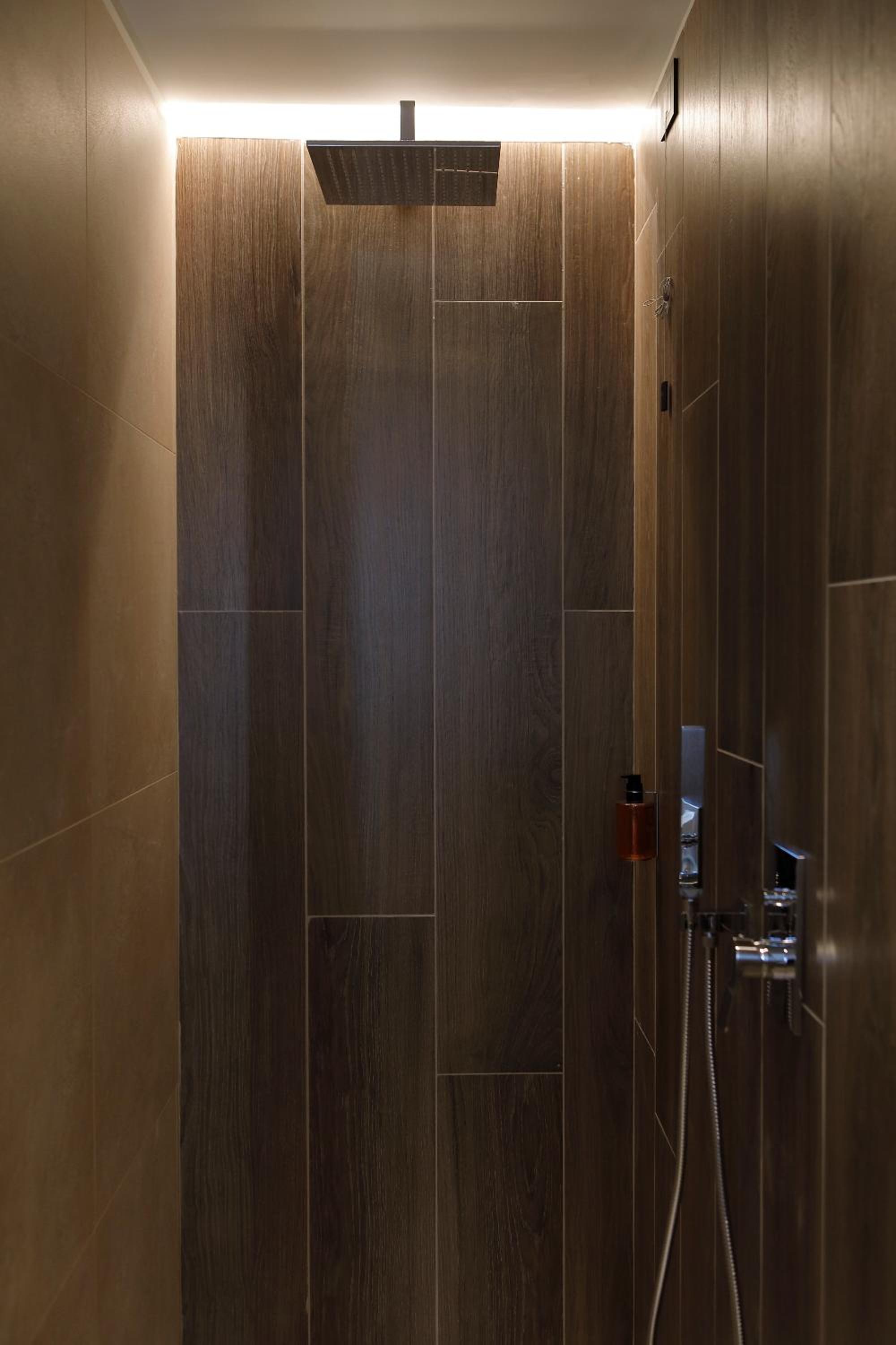 Standard King Room - Photo 7