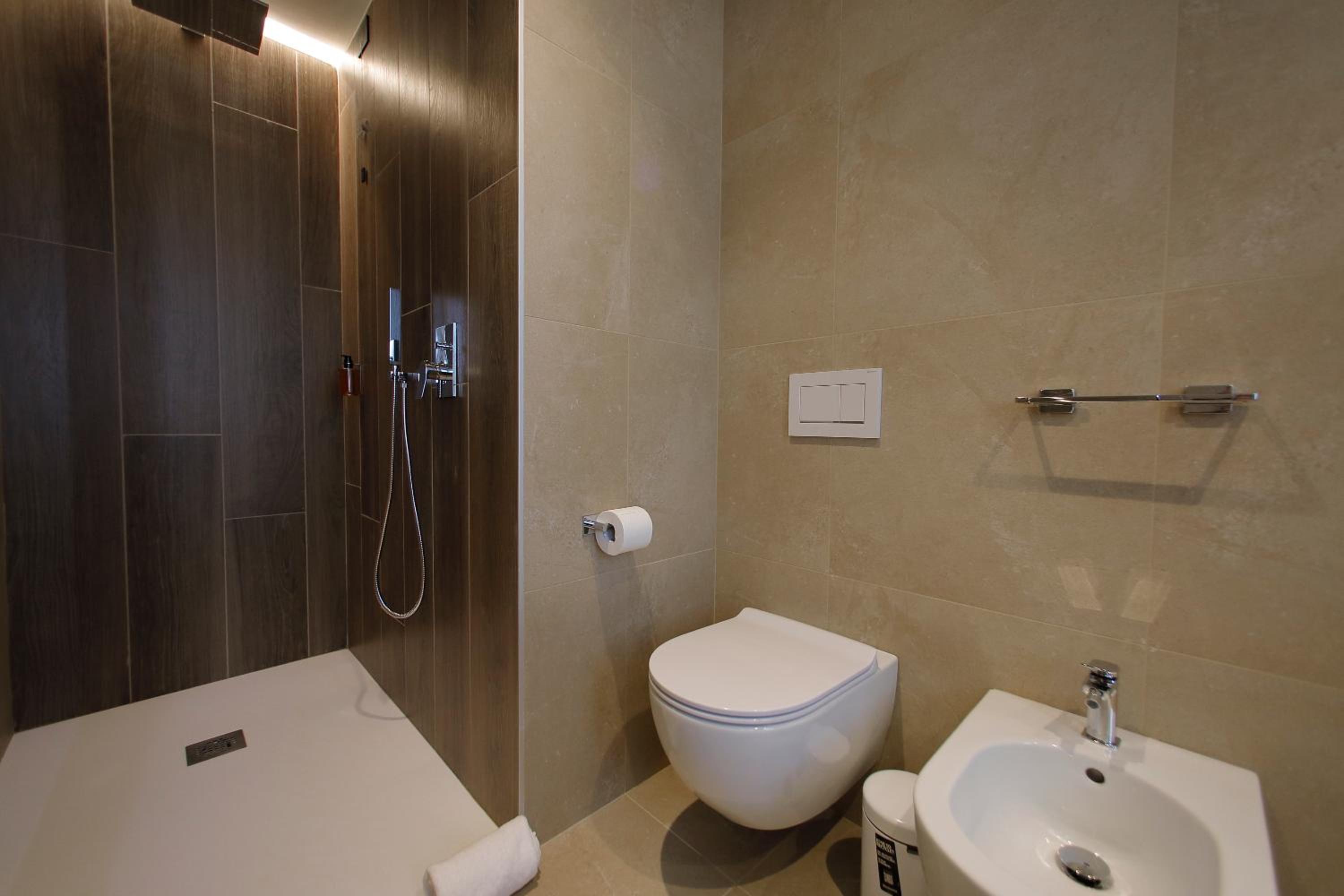 Standard King Room - Photo 2