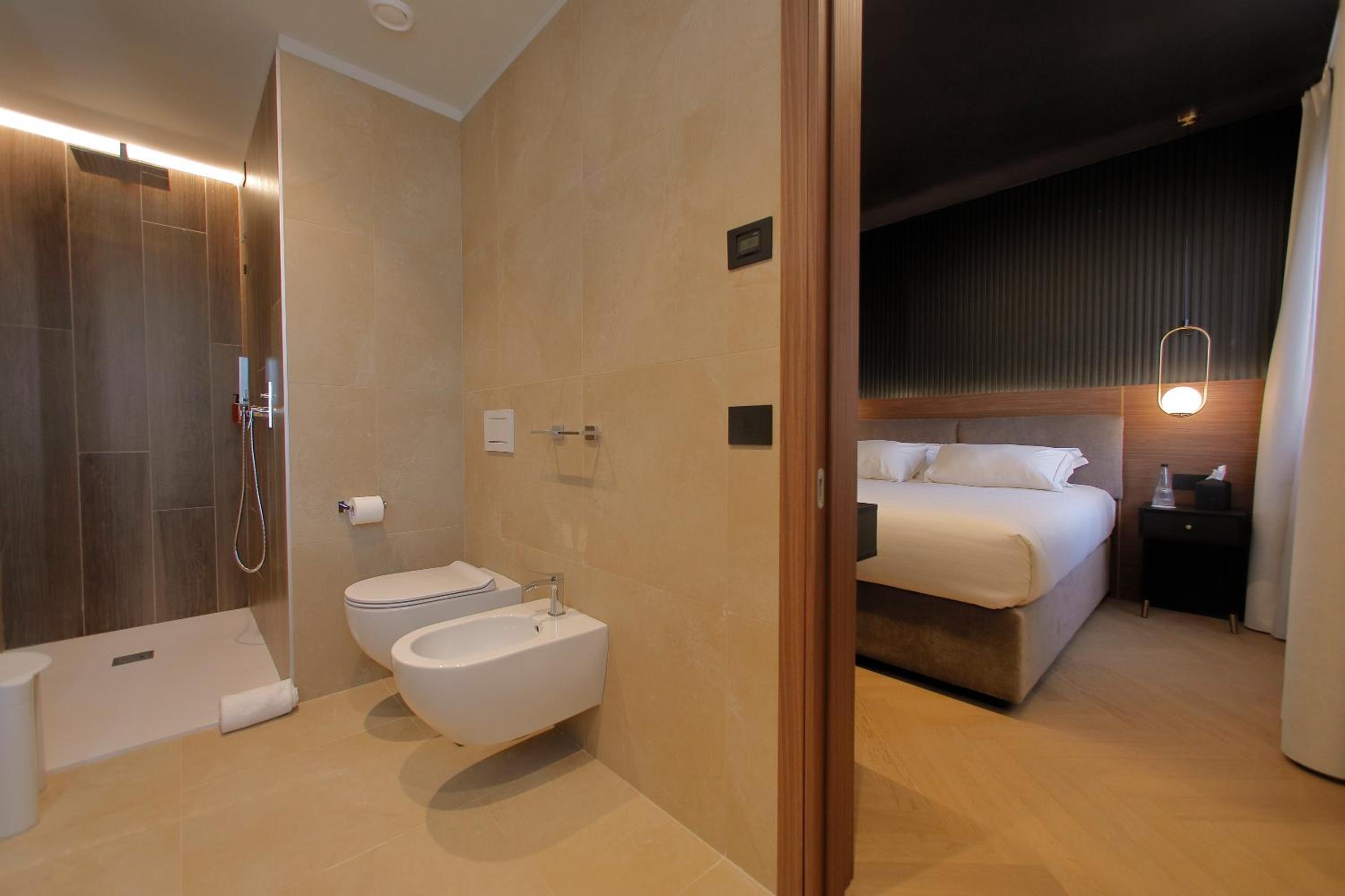 Standard King Room - Photo 3