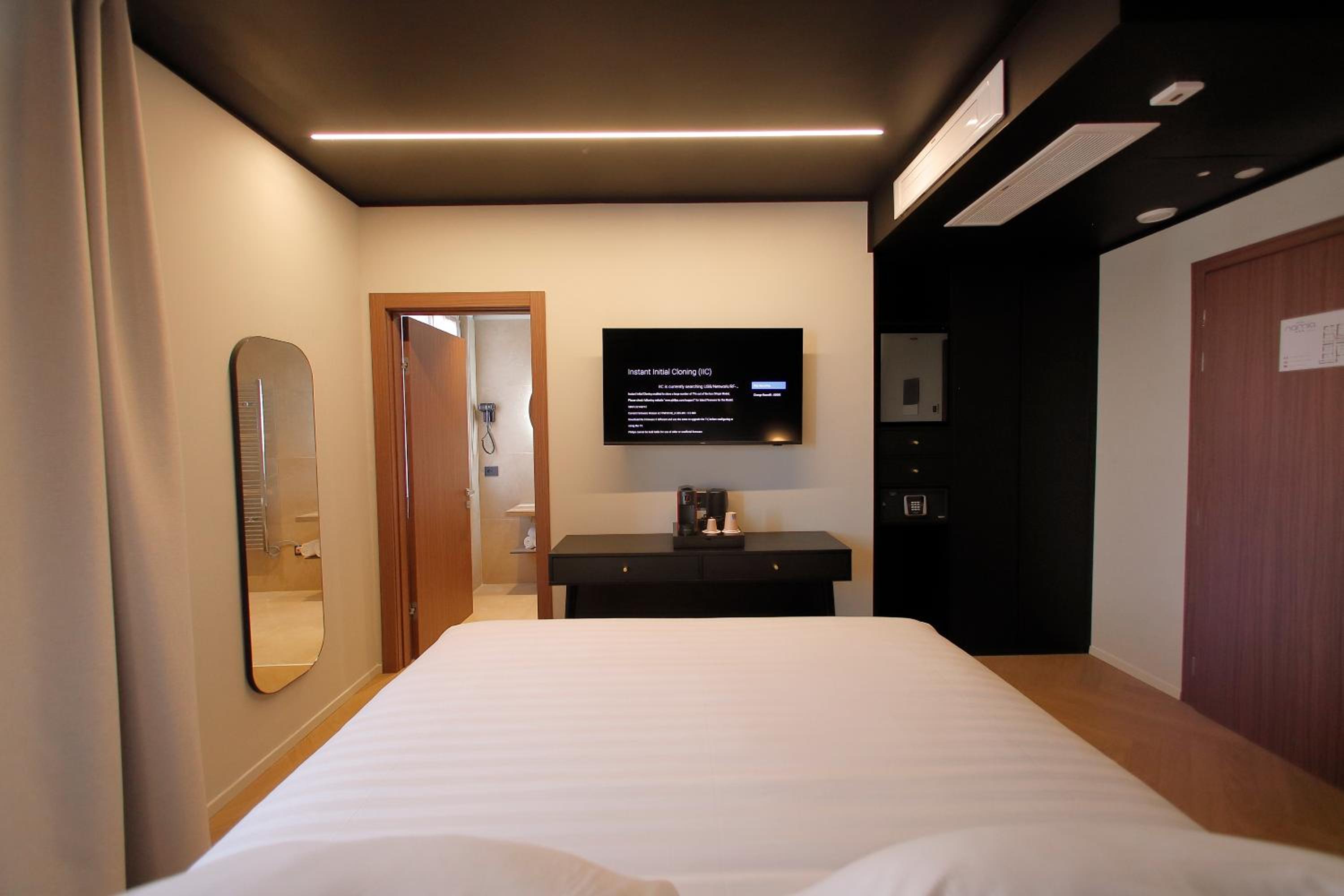 Standard King Room - Photo 8