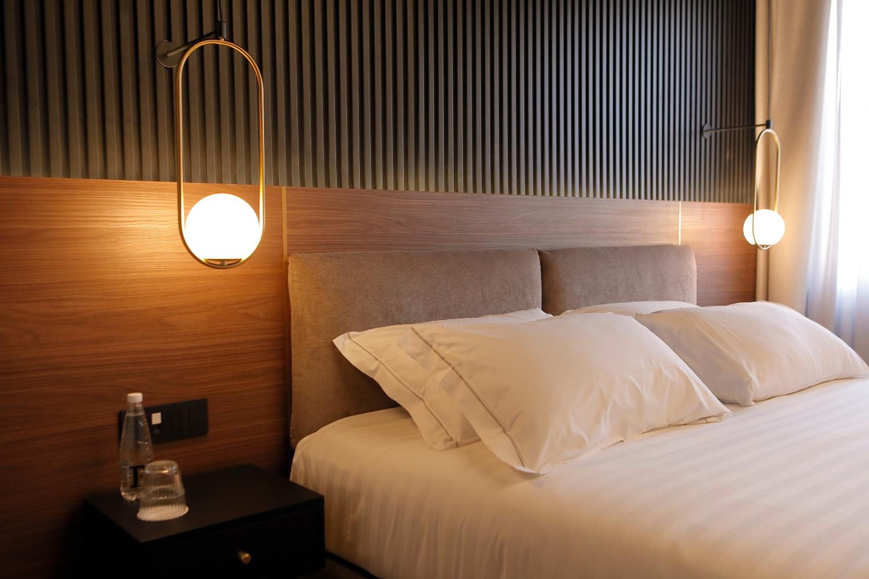 Standard King Room - Photo 10