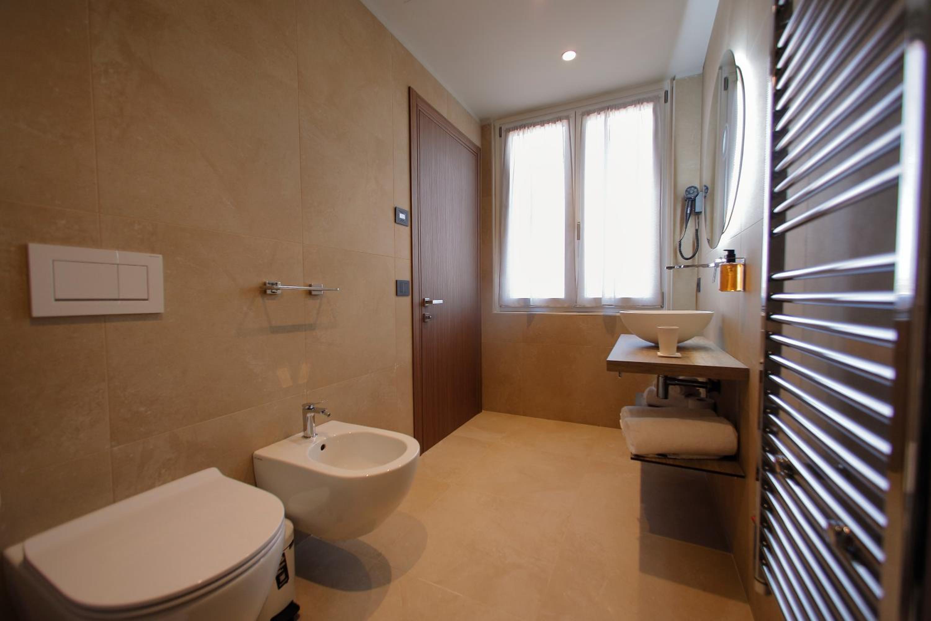 Standard King Room - Photo 6