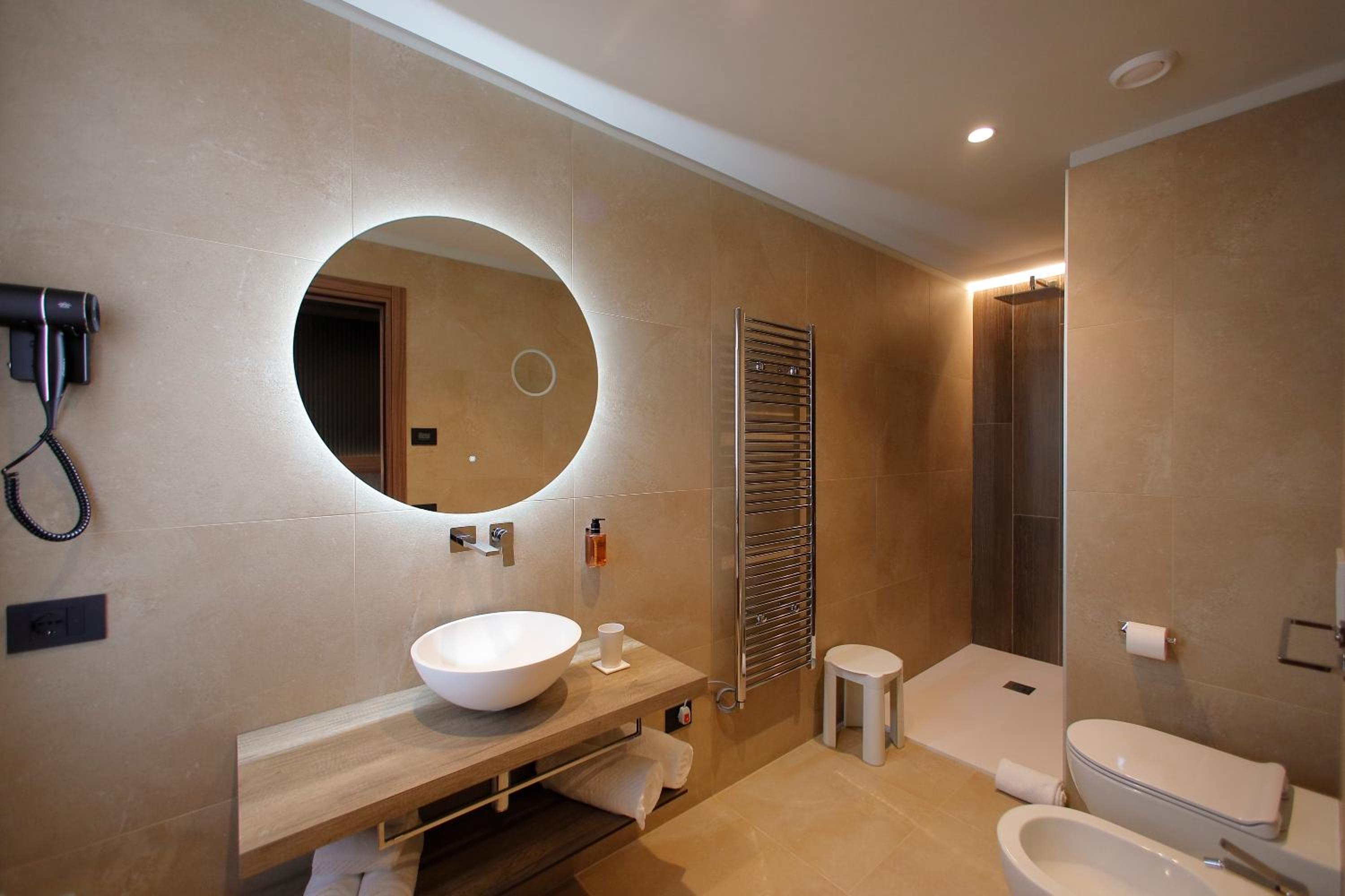 Standard King Room - Photo 4