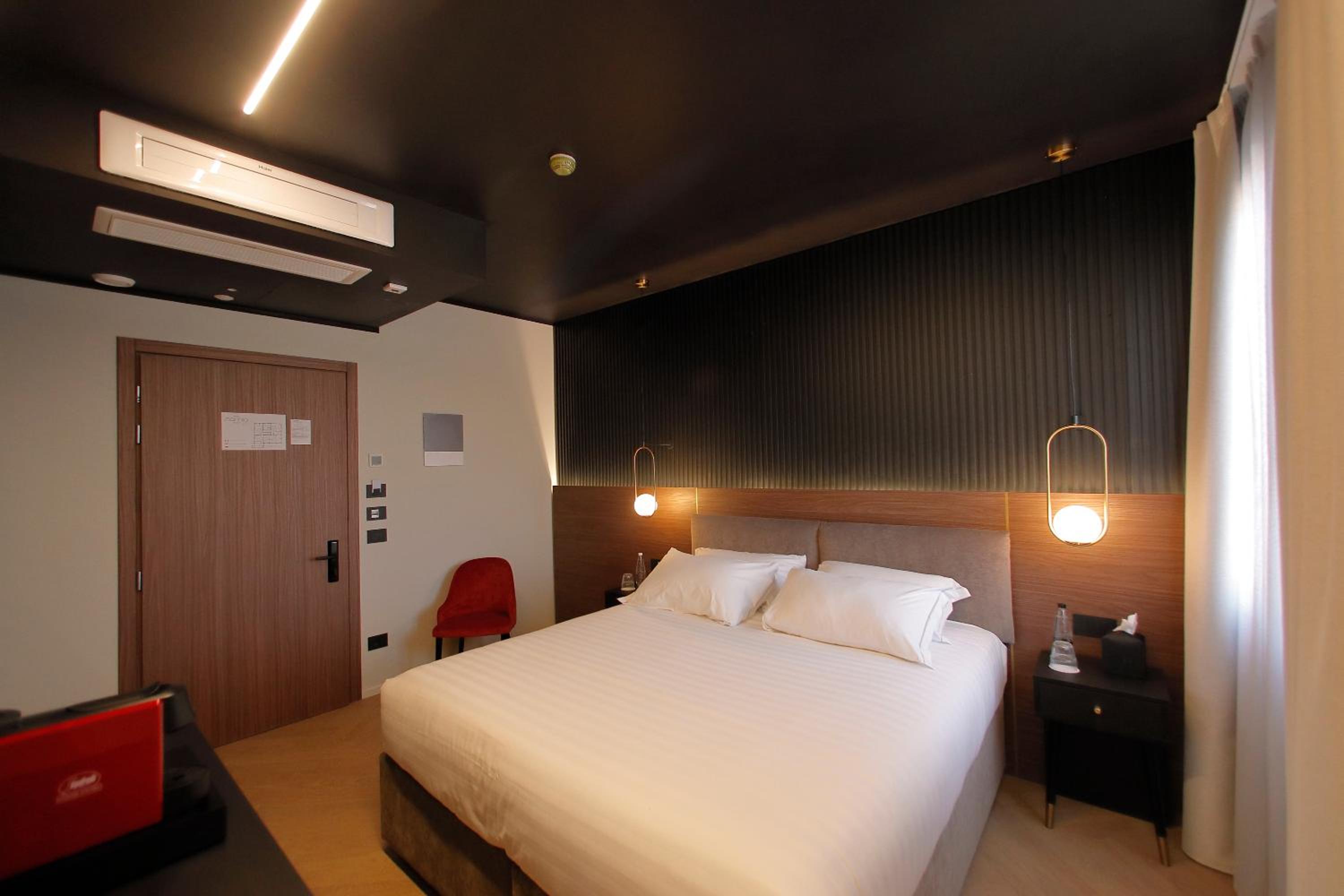 Standard King Room - Photo 9