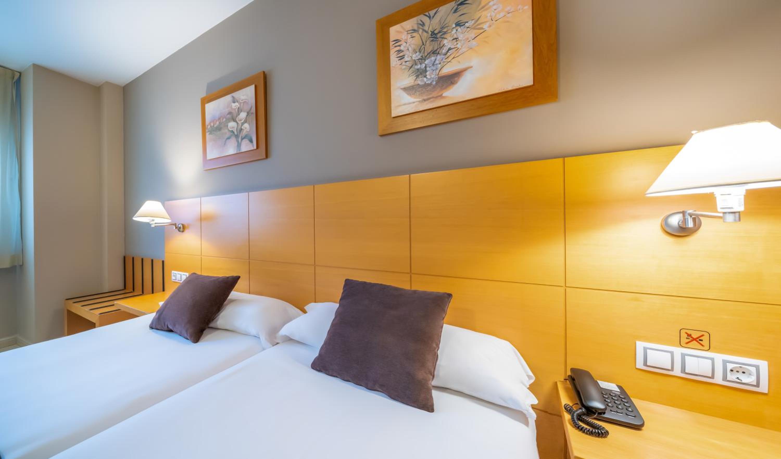 Twin Room - Photo 8