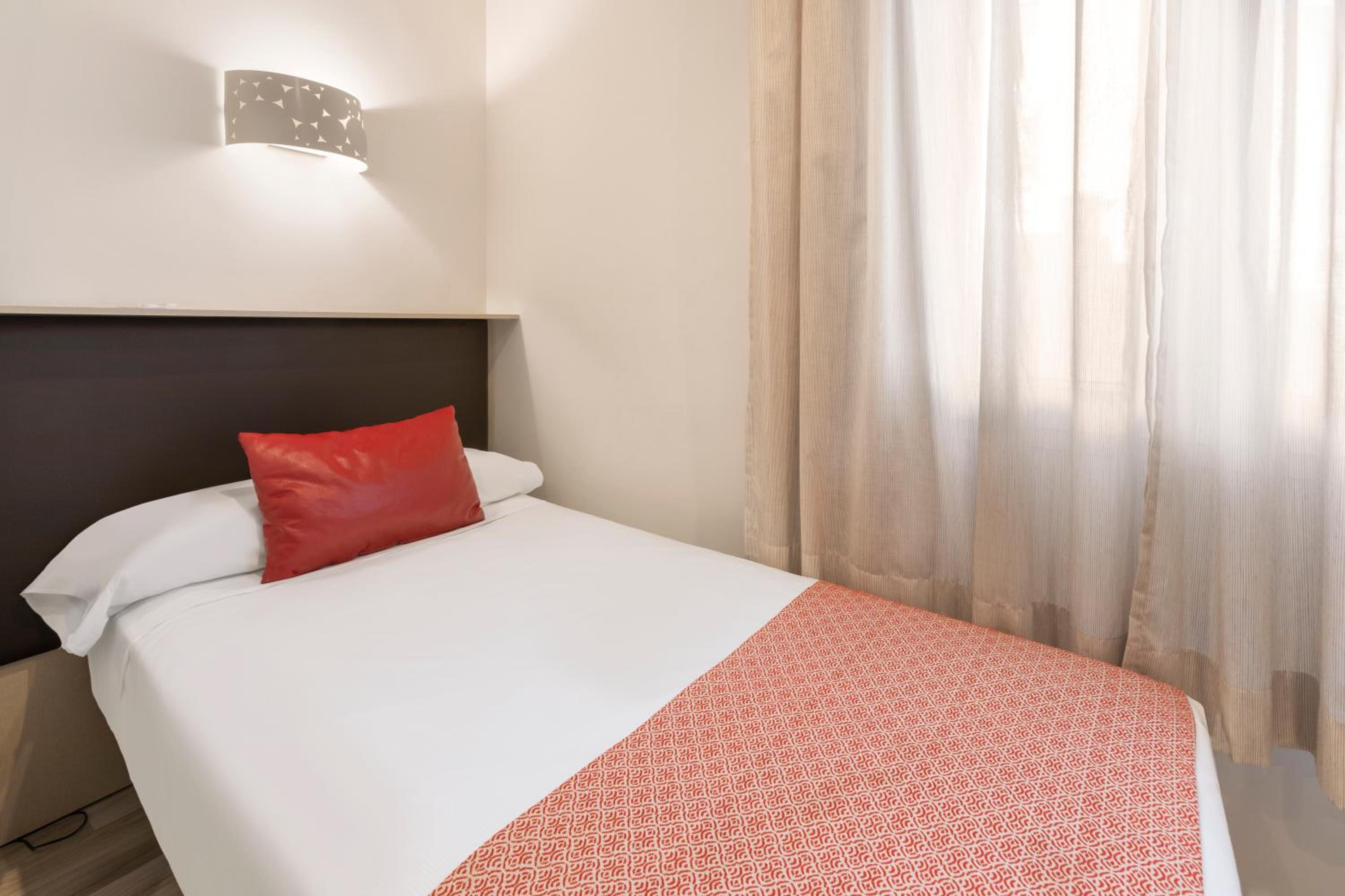 Single Room - Photo 1