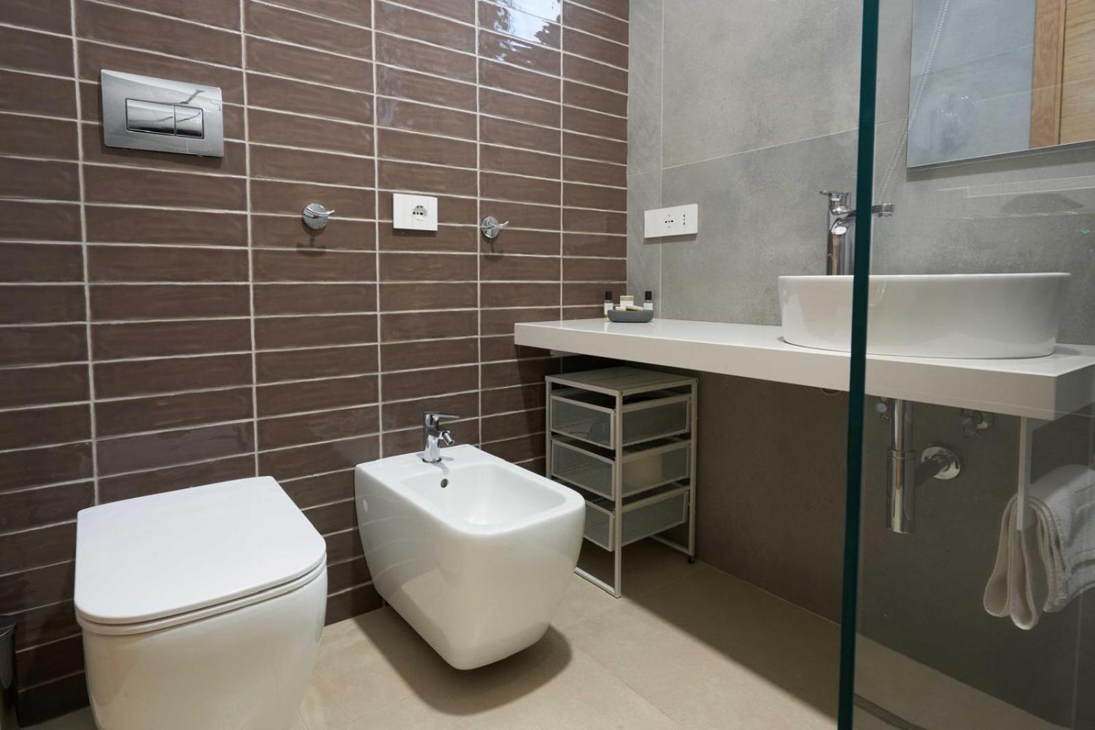 Double Room with Sea View - Photo 12