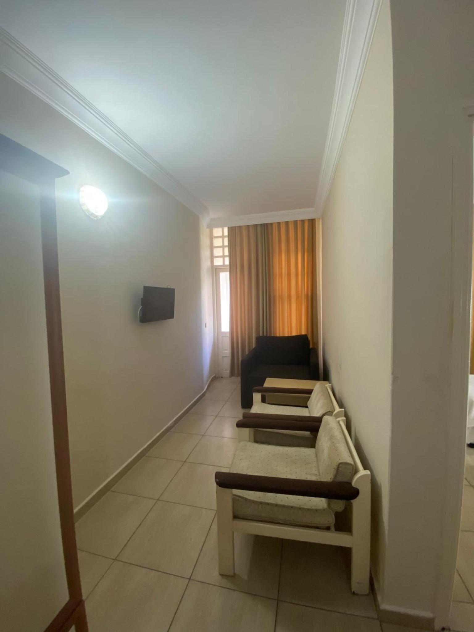 Standard Twin Room - Photo 4
