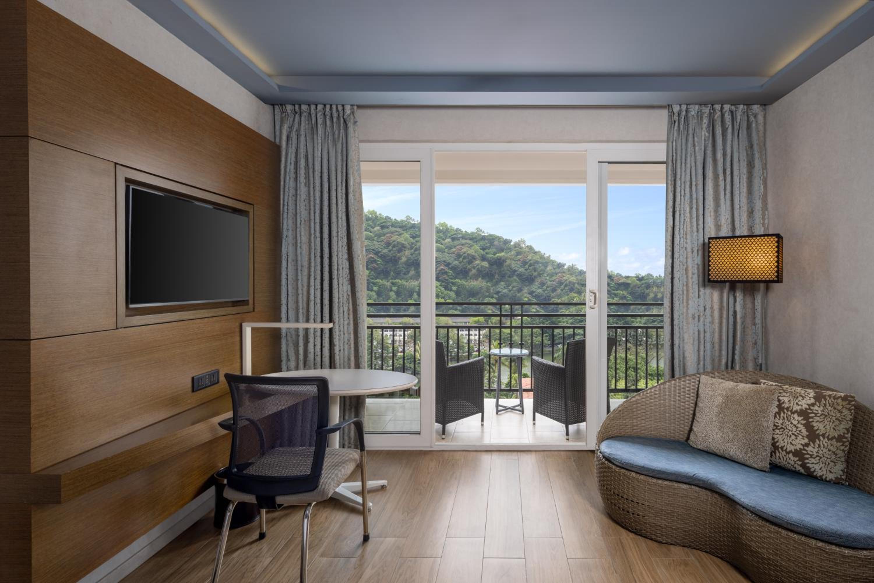 Deluxe Room - Lake View photo 3