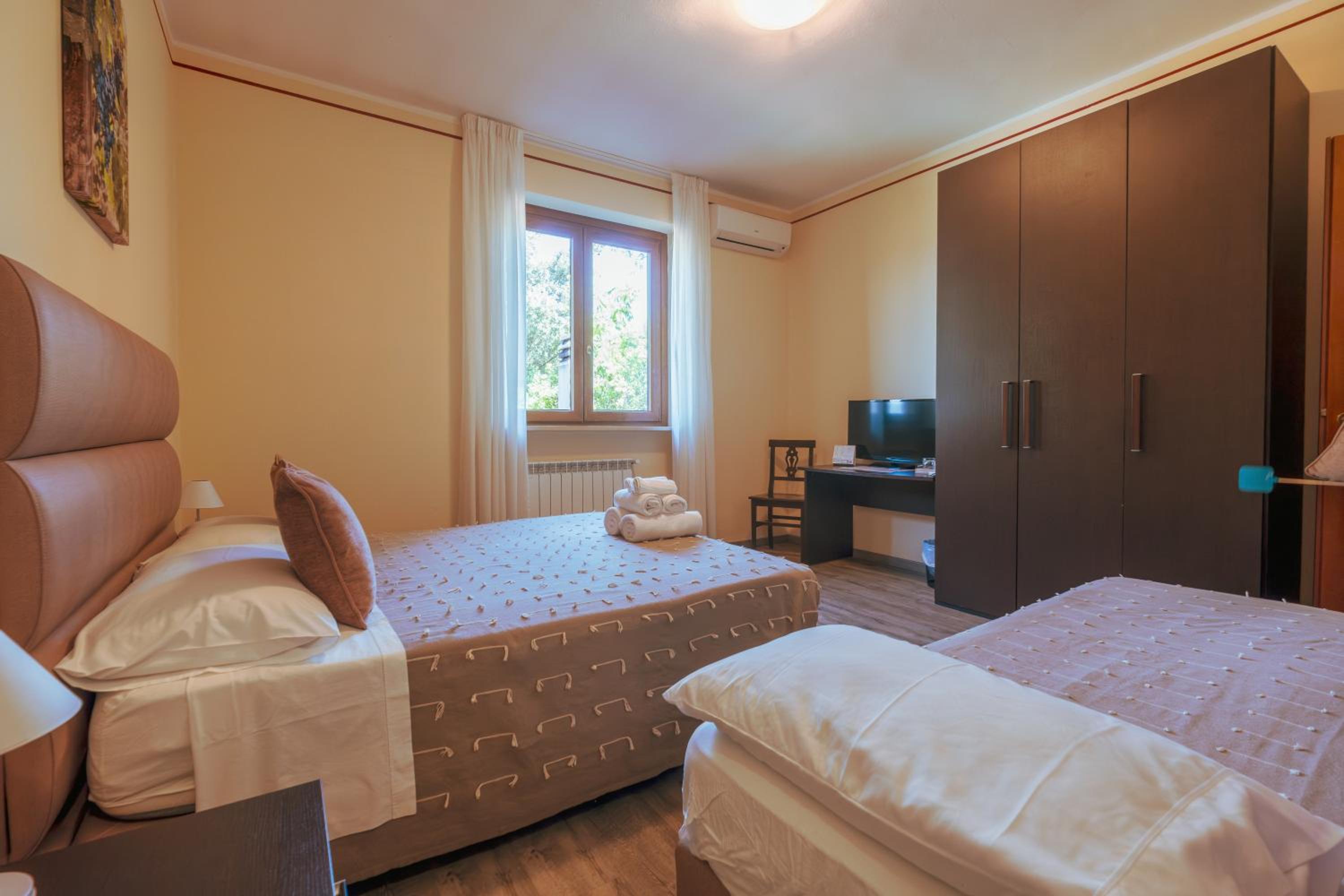Triple Room with Private Bathroom photo 2