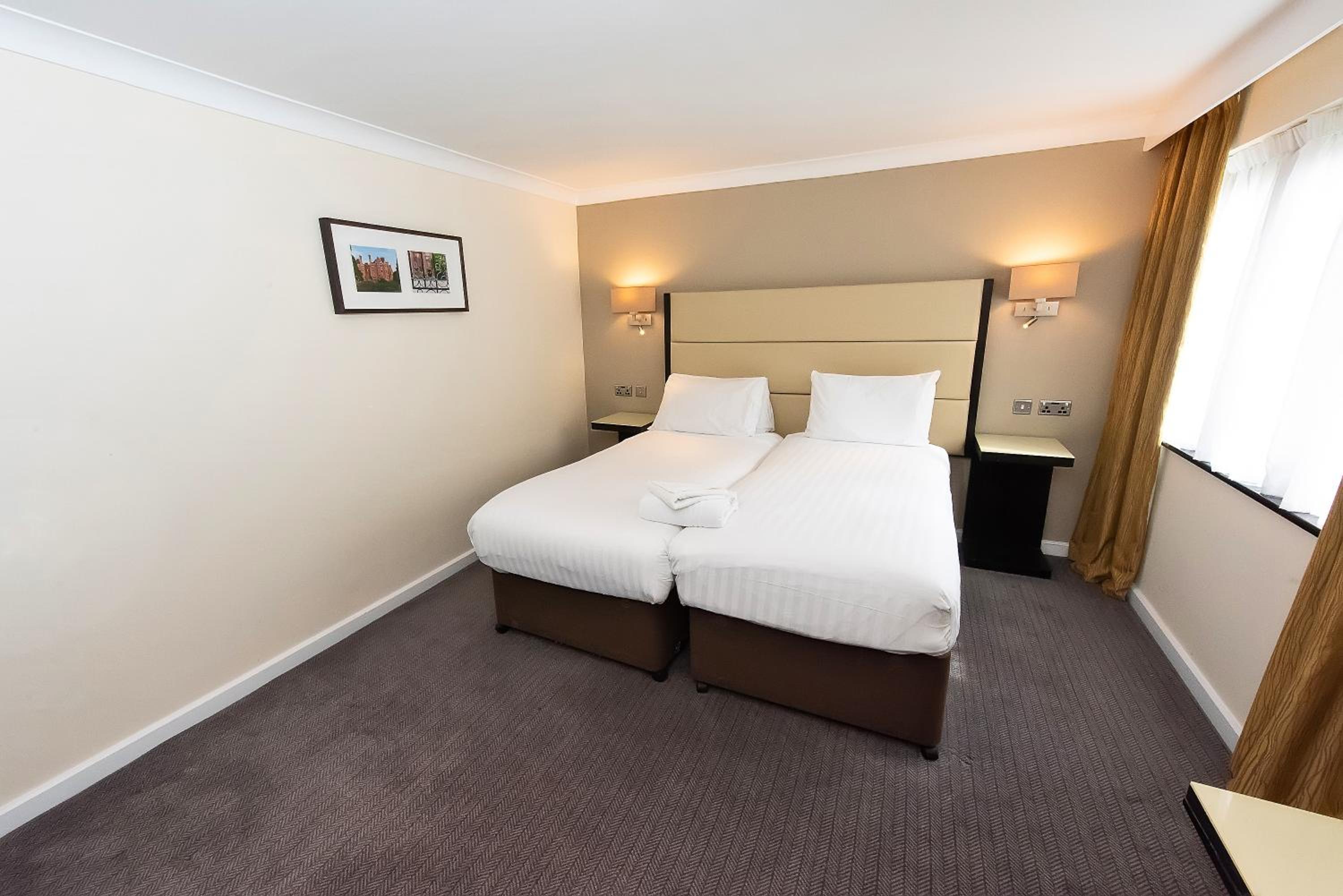 Twin Room - Photo 3
