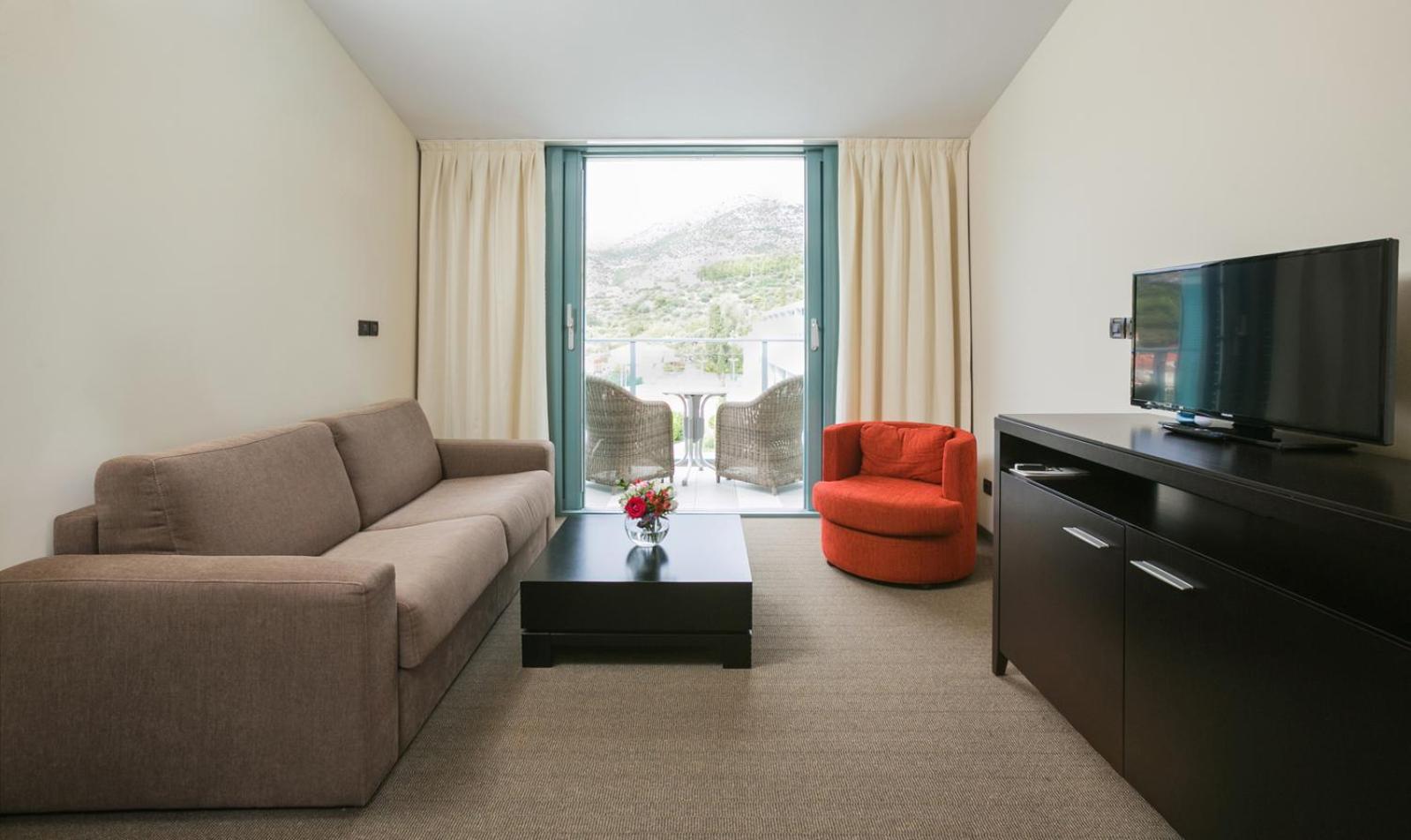 Suite with Balcony and Side Sea View - Photo 5