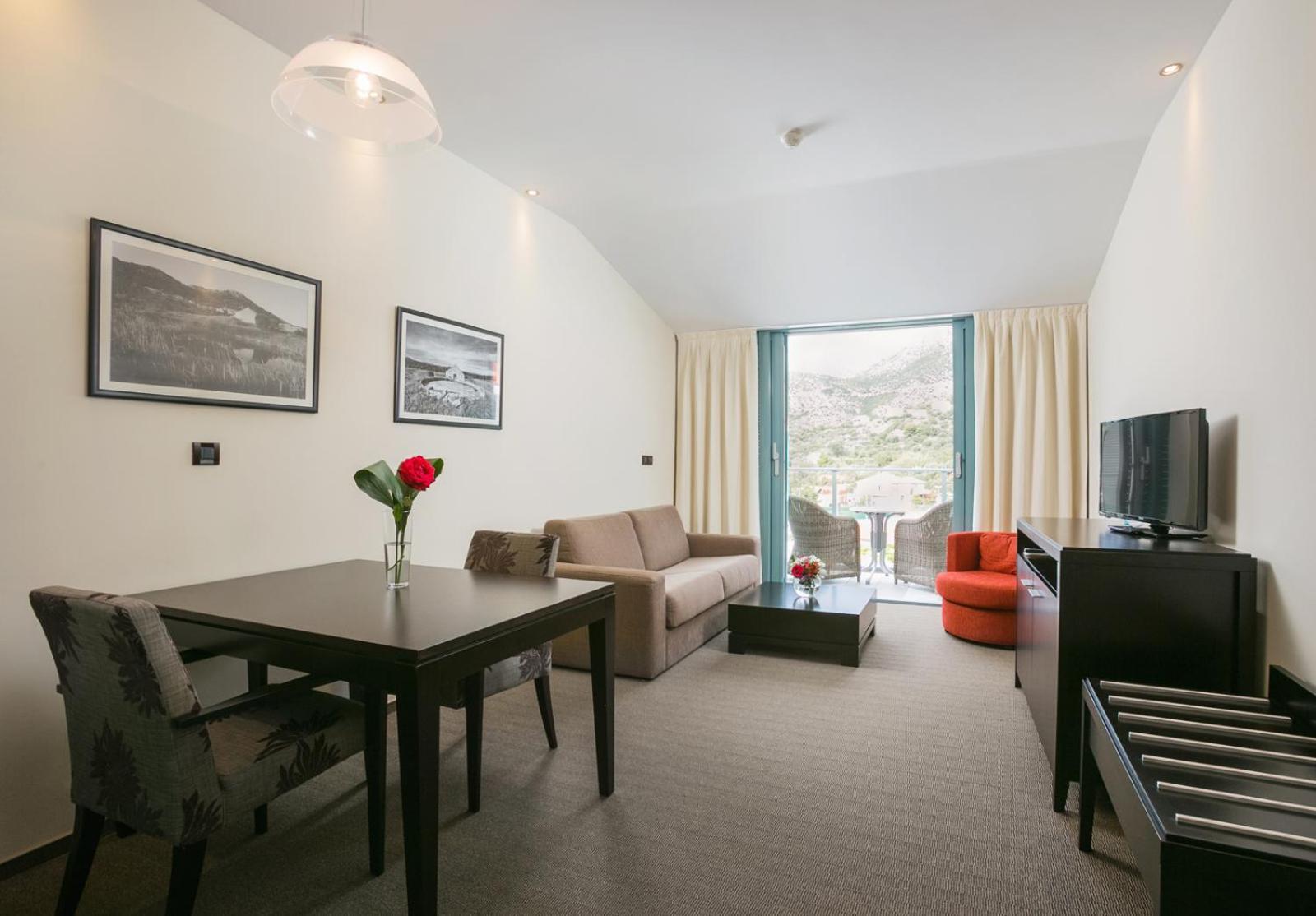 Suite with Balcony and Side Sea View - Photo 6