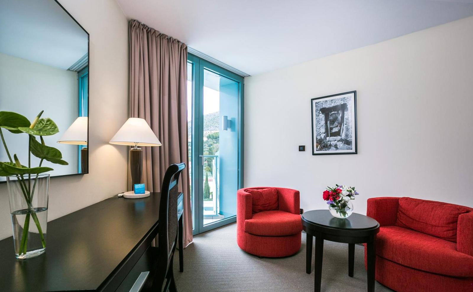 Suite with Balcony and Side Sea View - Photo 4