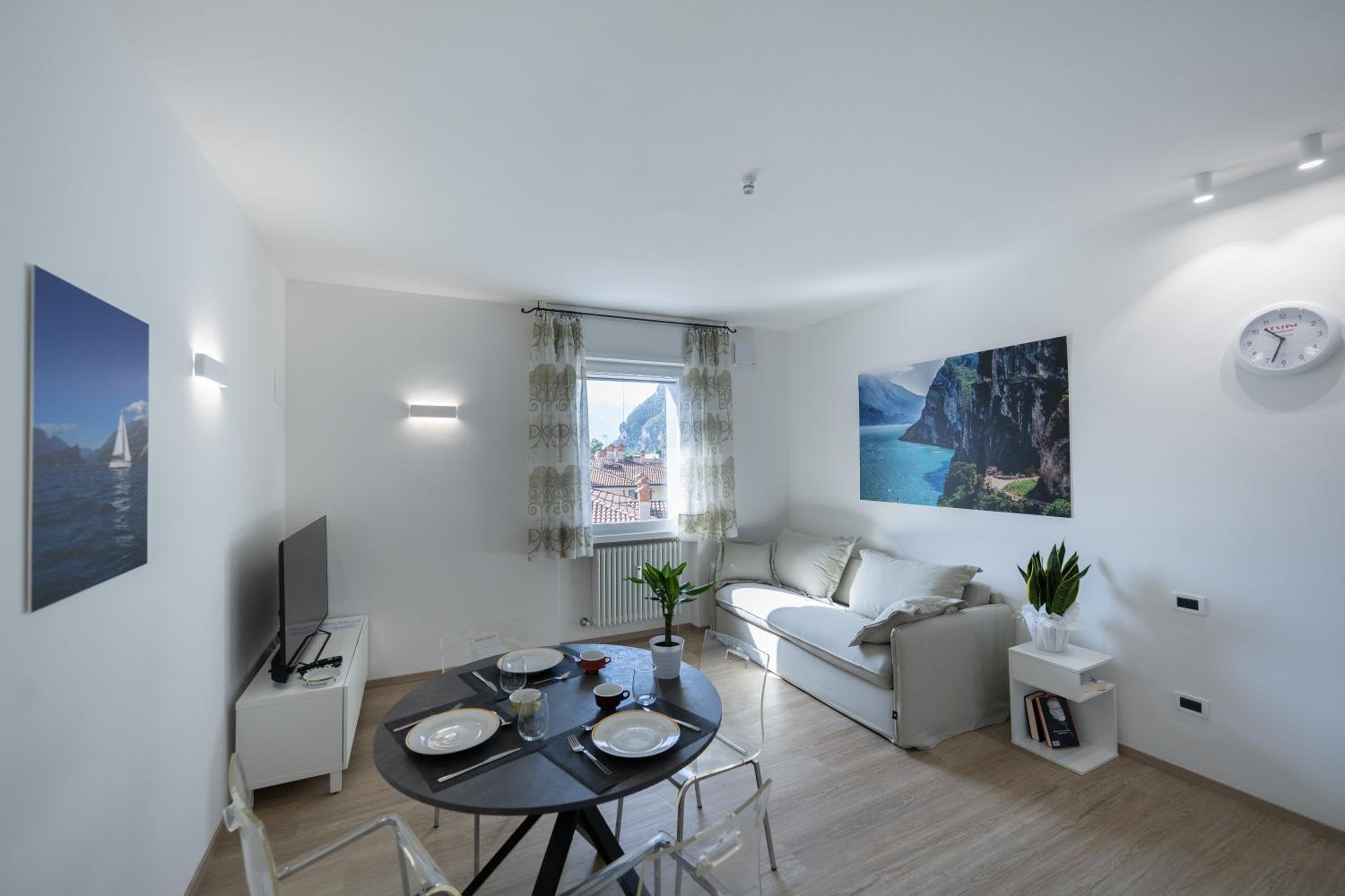 One-Bedroom Apartment with Lake View