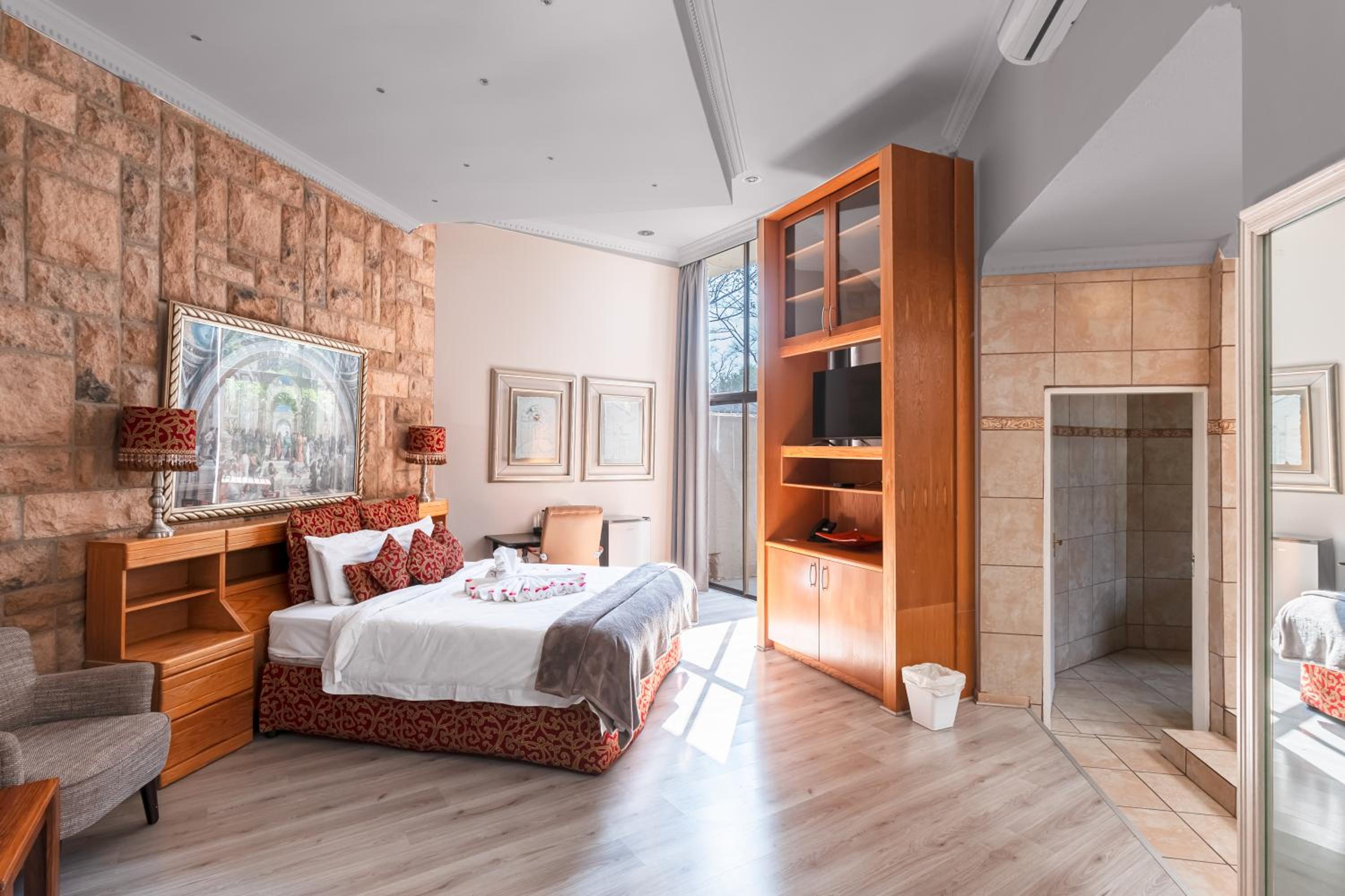 Deluxe Double or Twin Room with Pool View photo 1