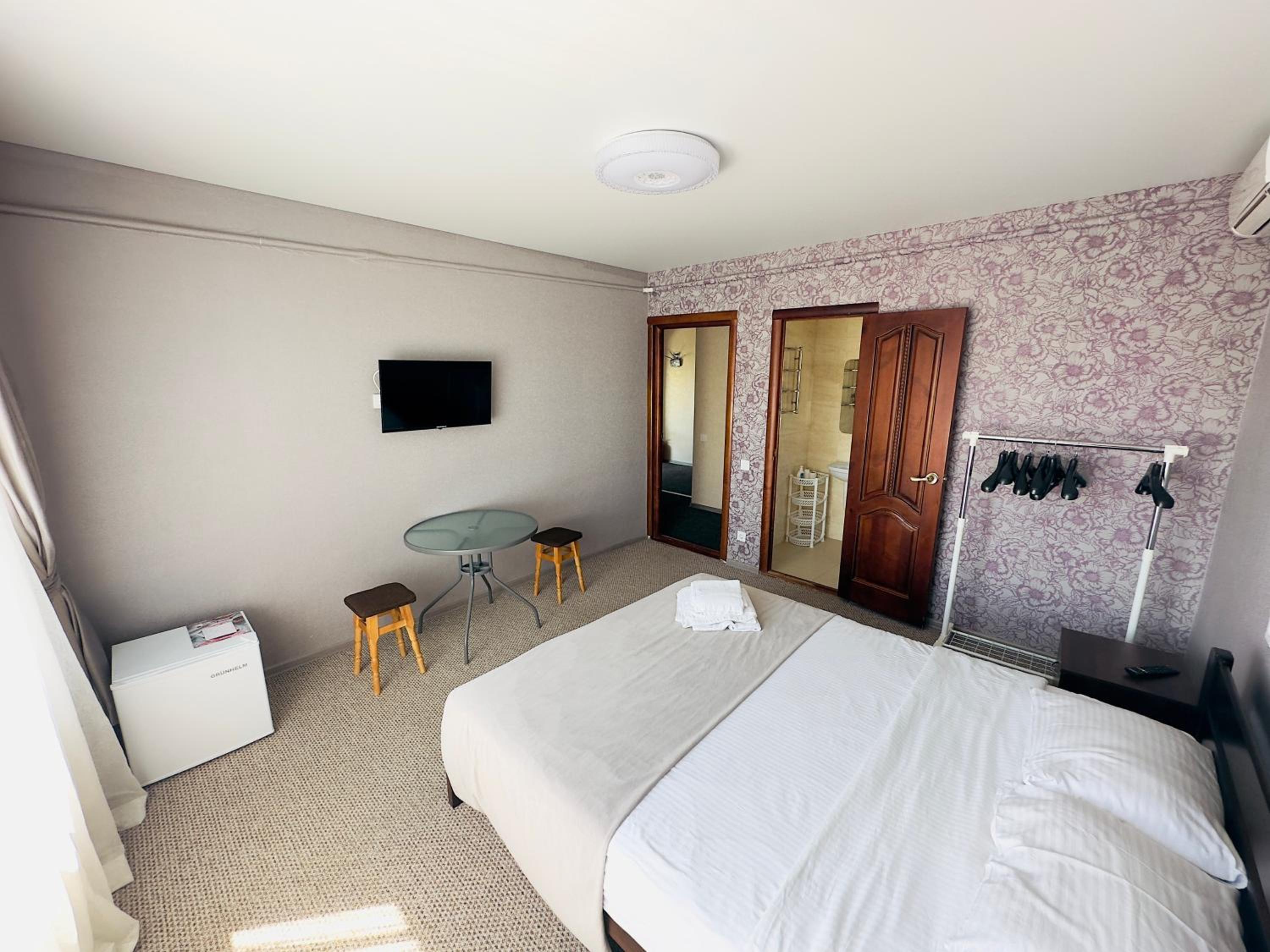 Large Double Room photo 3