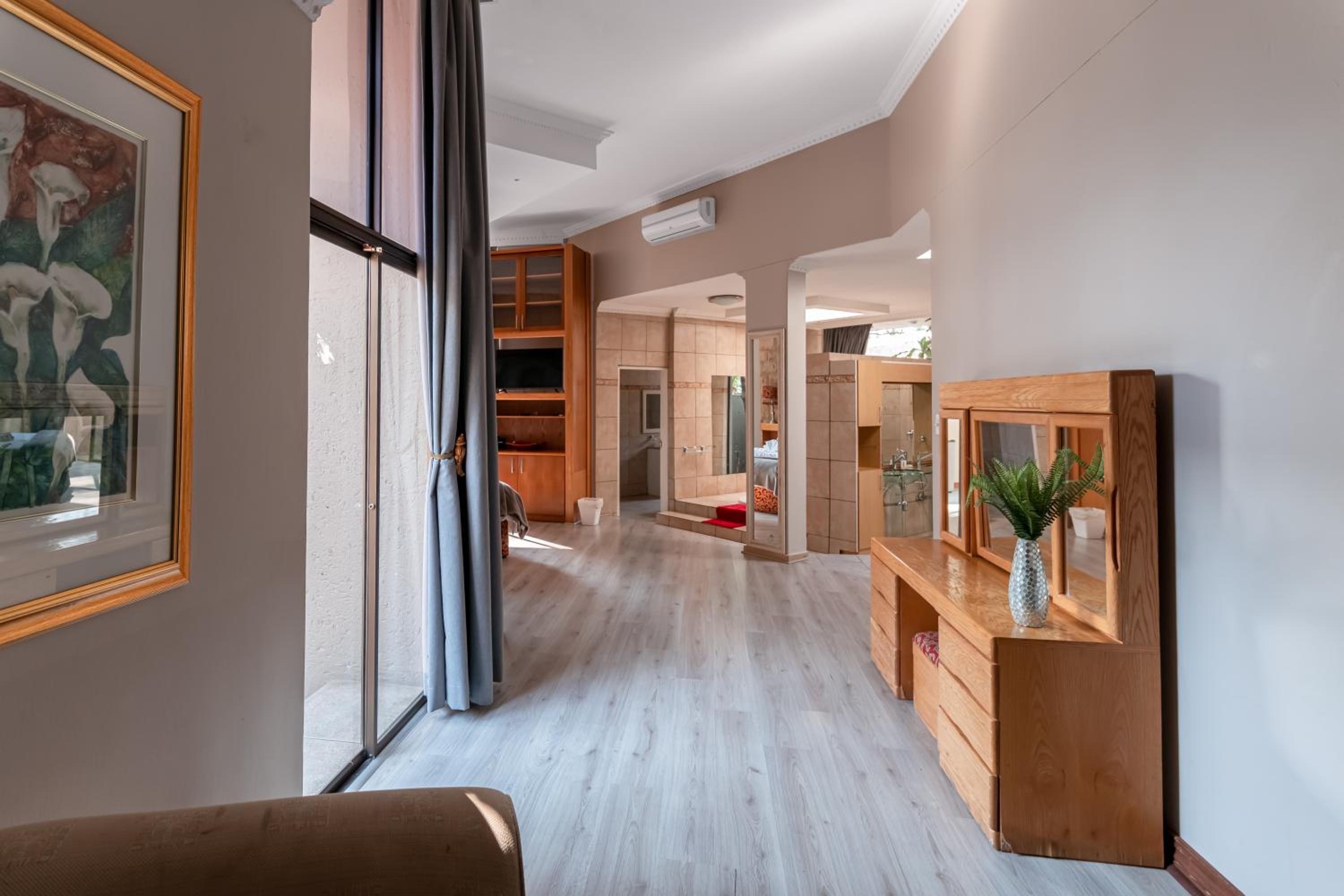 Deluxe Double or Twin Room with Pool View photo 3