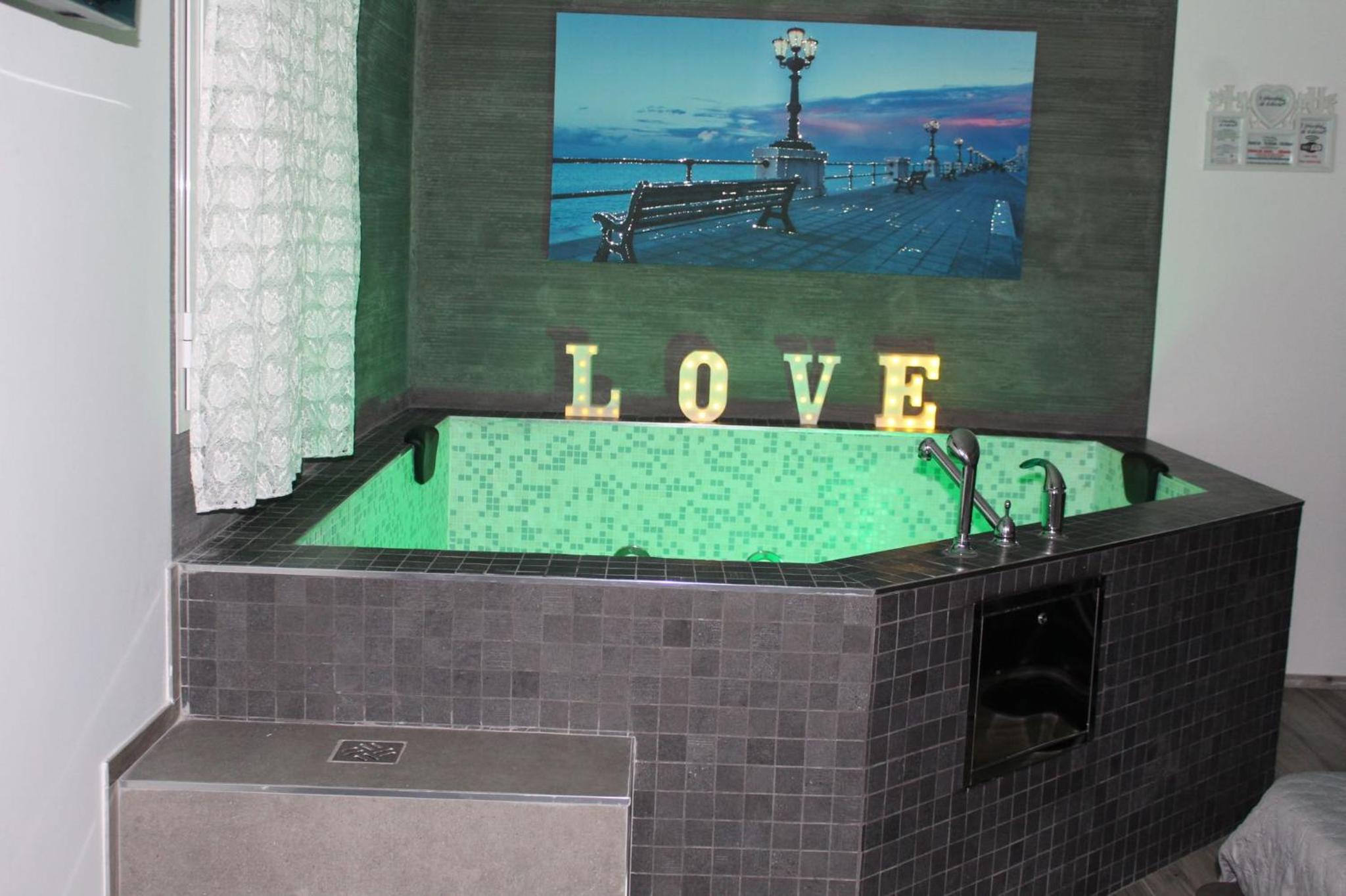 Deluxe Suite with Spa Bath - Photo 8
