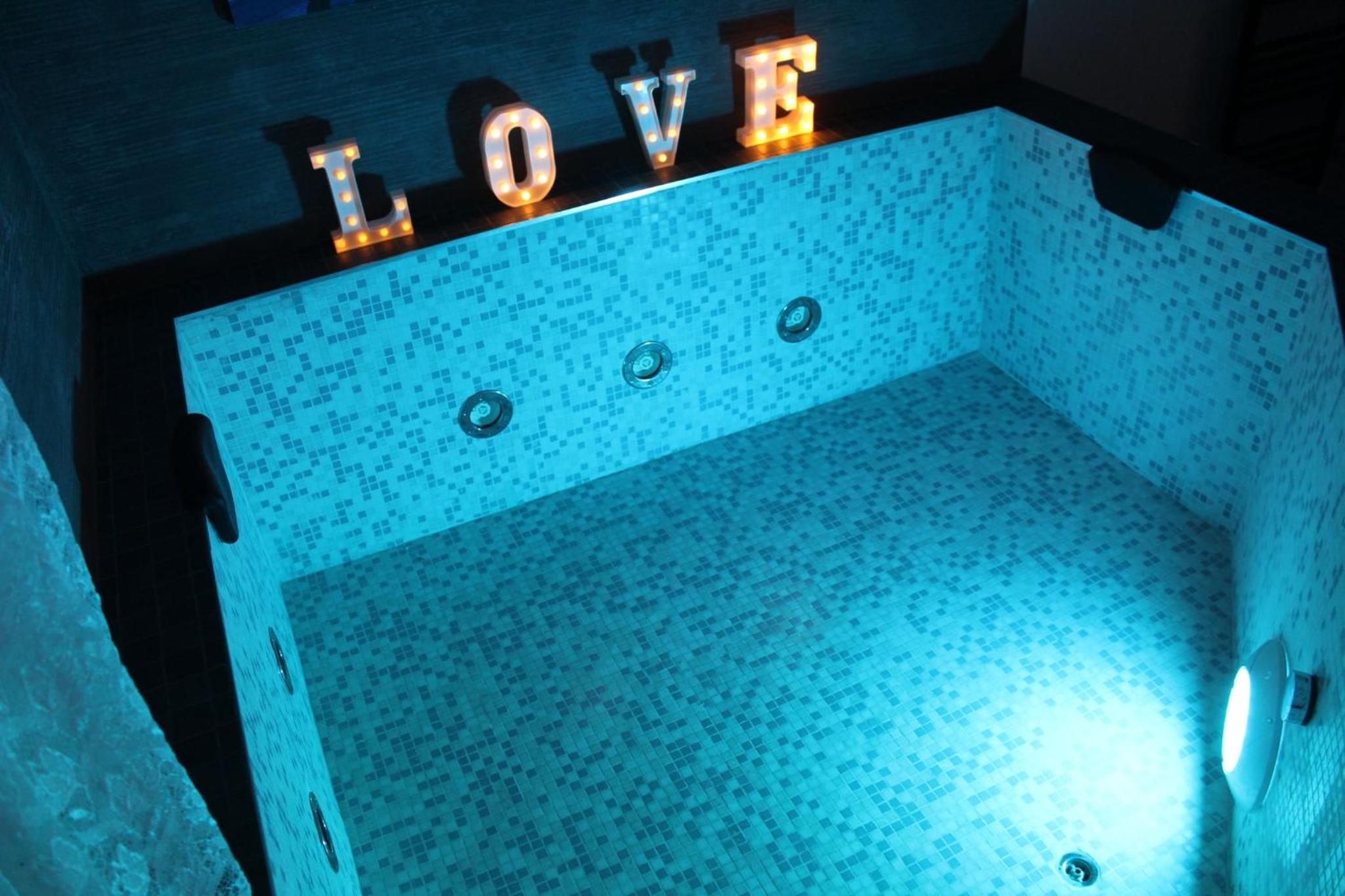 Deluxe Suite with Spa Bath - Photo 9