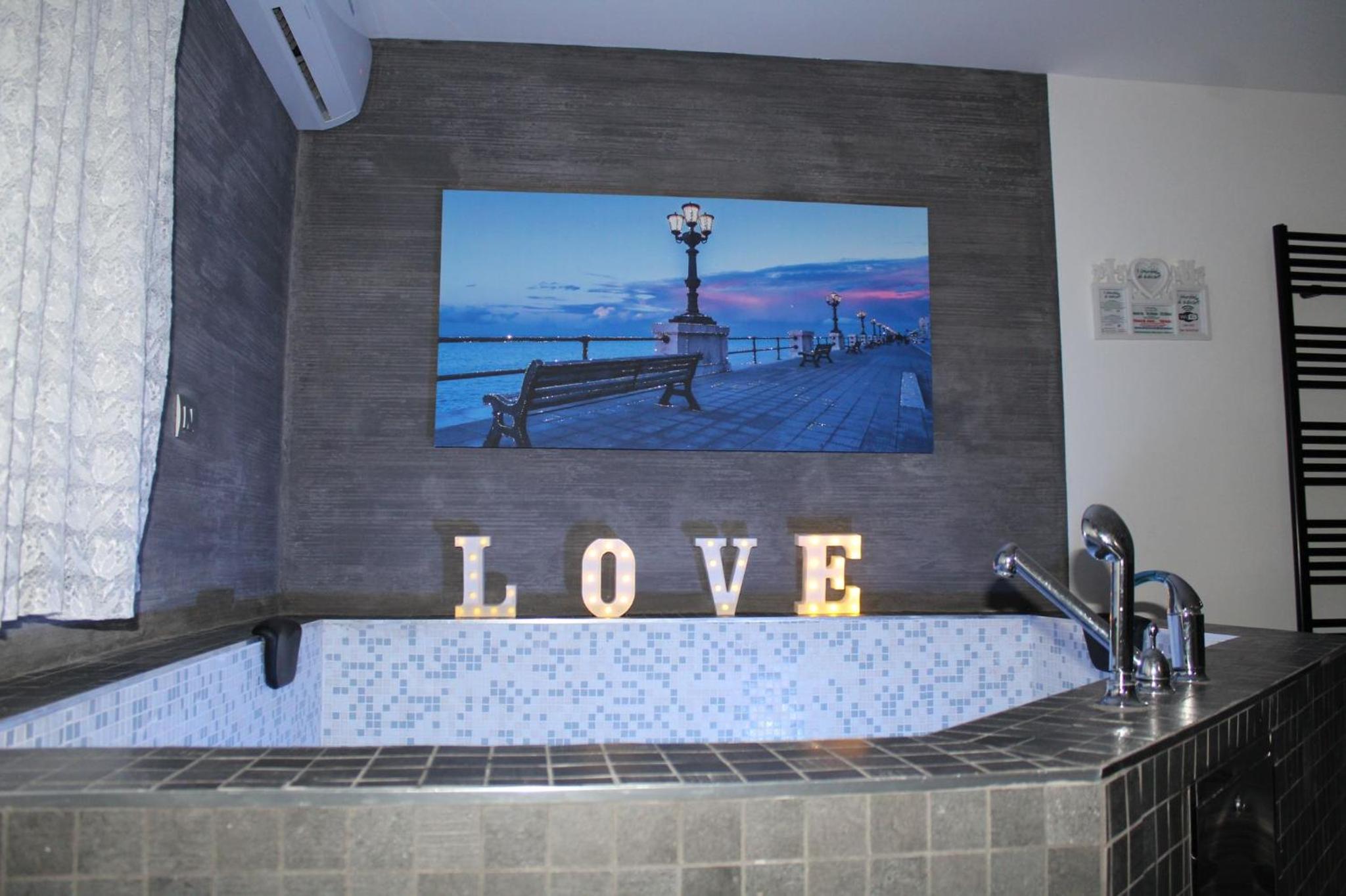 Deluxe Suite with Spa Bath - Photo 11