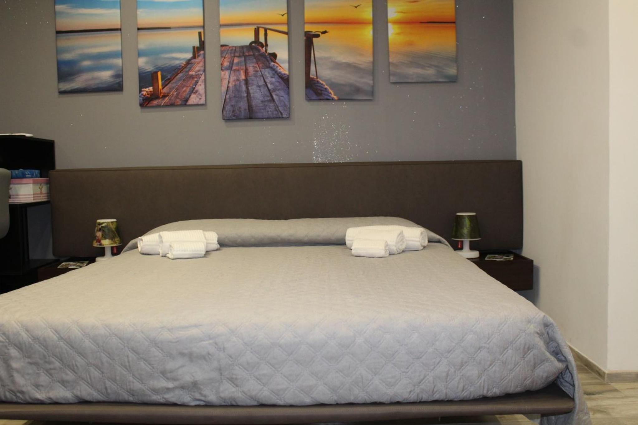 Deluxe Suite with Spa Bath - Photo 13