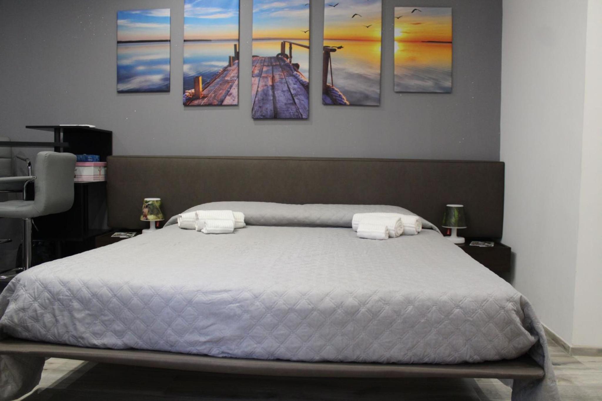 Deluxe Suite with Spa Bath - Photo 14