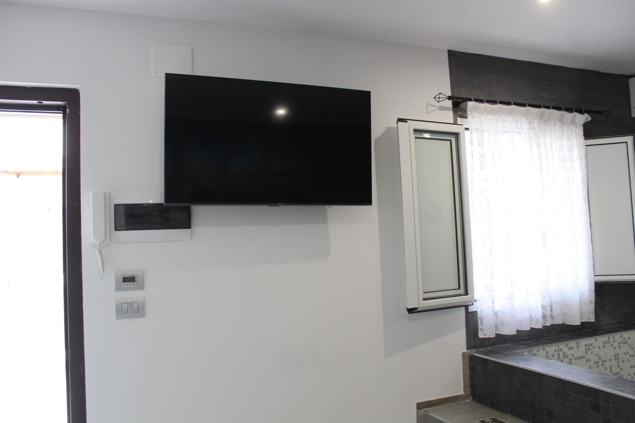 Deluxe Suite with Spa Bath - Photo 2