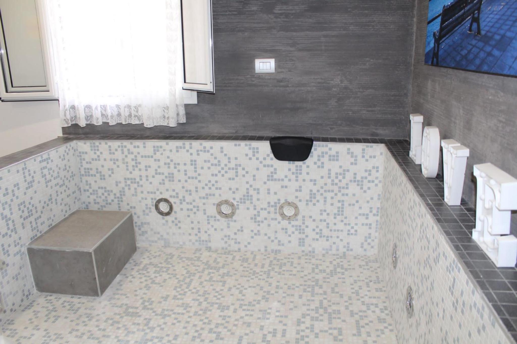 Deluxe Suite with Spa Bath - Photo 3